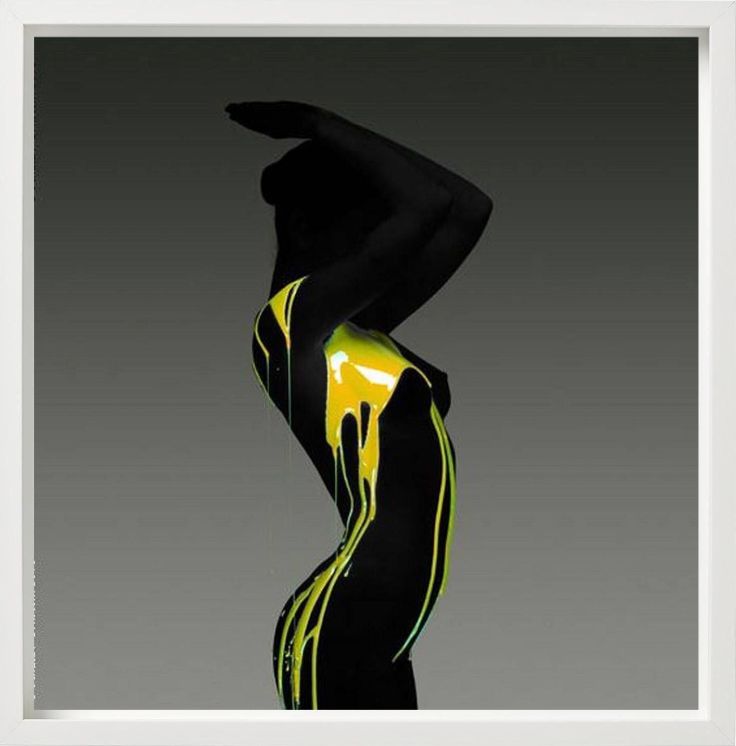 LLS #1132 - Akt, bedeckt in schwarzer und gelber Farbe, Fine Art-Fotograpie, 2004 im Angebot 2