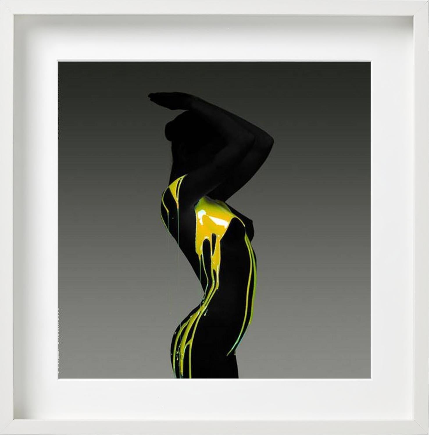 LLS #1132 - Akt, bedeckt in schwarzer und gelber Farbe, Fine Art-Fotograpie, 2004 im Angebot 3