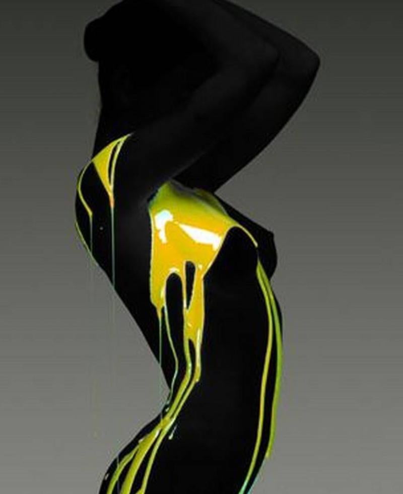 LLS #1132 - Akt, bedeckt in schwarzer und gelber Farbe, Fine Art-Fotograpie, 2004 (Gelb), Color Photograph, von Howard Schatz