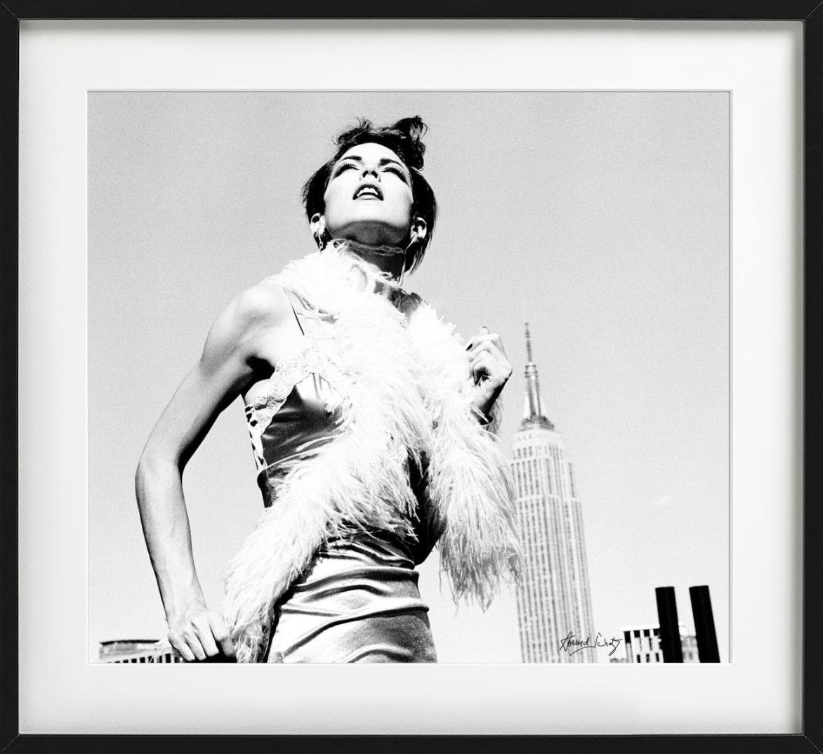 Penelope Fortier, Fotografía artística - Color Photograph Gris de Howard Schatz