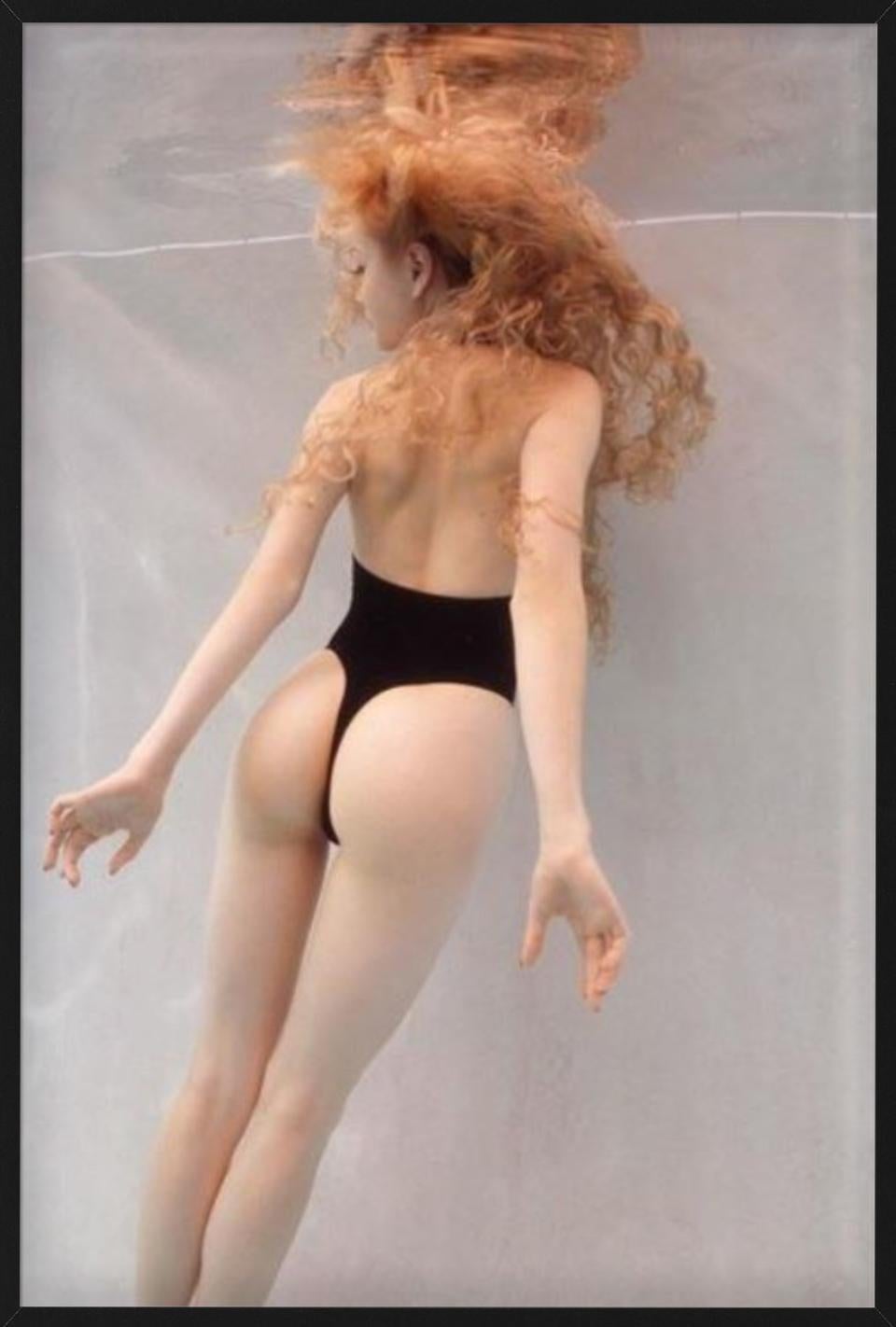 Shawnee Free Jones für Wolford – Modell unter Wasser, Kunstfotografie, 2015 (Braun), Figurative Photograph, von Howard Schatz