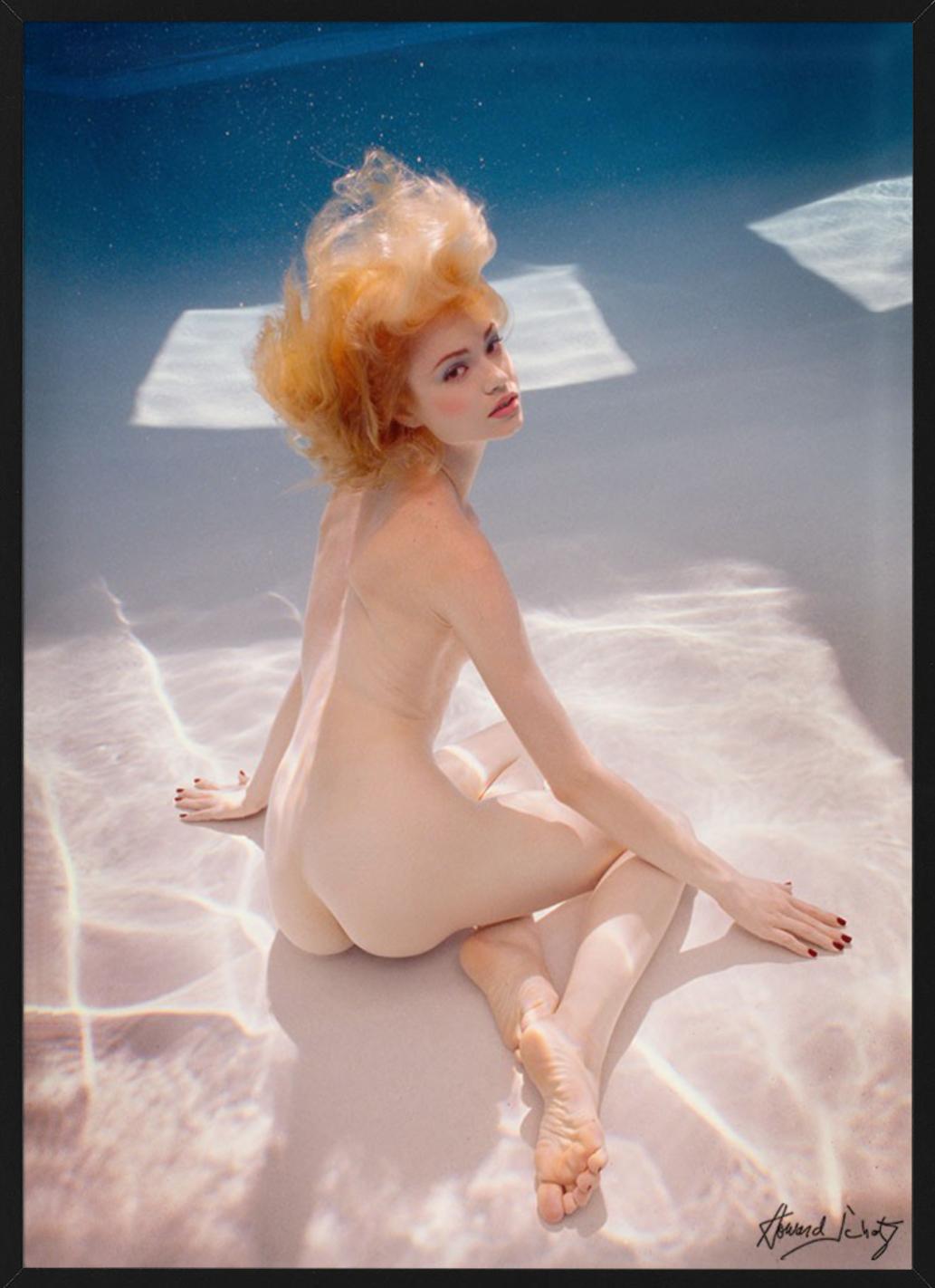 Shawnee sitzt auf dem Boden des POOL - nackt unter Wasser, Kunstfotografie, 2018 im Angebot 6