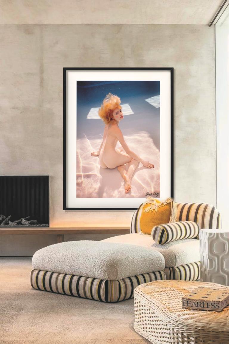 Shawnee sitzt auf dem Boden des POOL - nackt unter Wasser, Kunstfotografie, 2018 (Zeitgenössisch), Photograph, von Howard Schatz