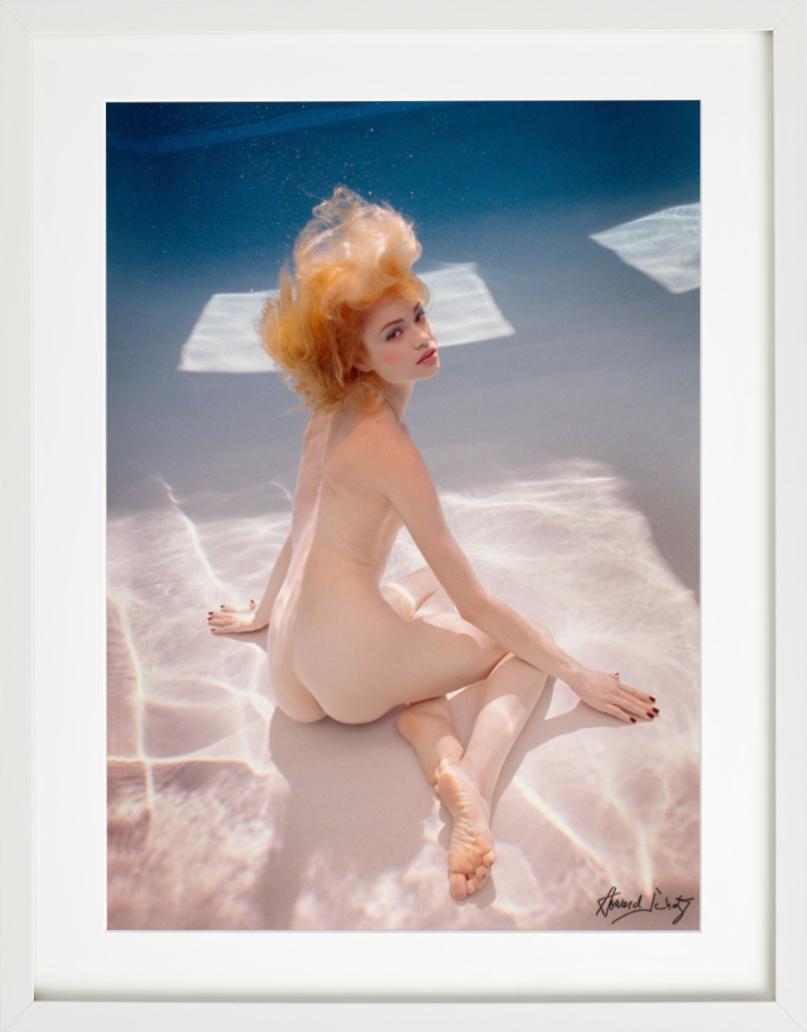 Shawnee sitzt auf dem Boden des POOL - nackt unter Wasser, Kunstfotografie, 2018 (Beige), Color Photograph, von Howard Schatz