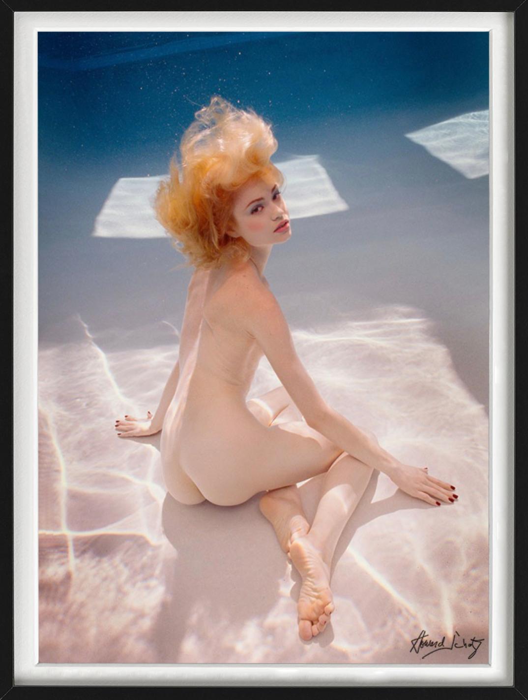 Shawnee sitzt auf dem Boden des POOL - nackt unter Wasser, Kunstfotografie, 2018 im Angebot 2