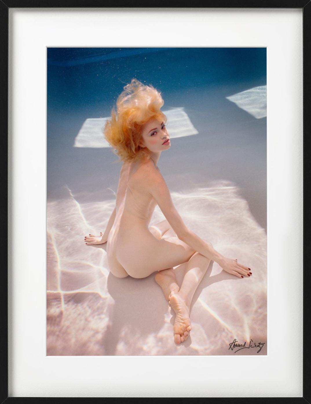 Shawnee sitzt auf dem Boden des POOL - nackt unter Wasser, Kunstfotografie, 2018 im Angebot 3