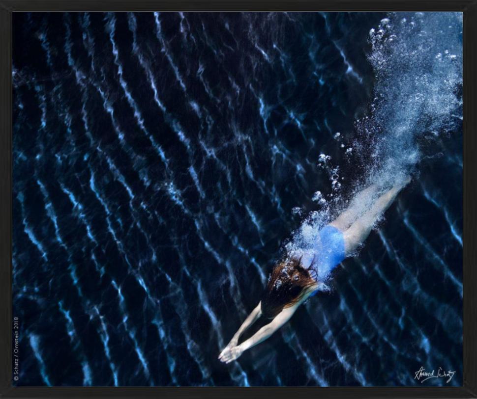 Studio subacqueo #3024 - modello che nuota nell'acqua blu dell'oceano - Photograph di Howard Schatz