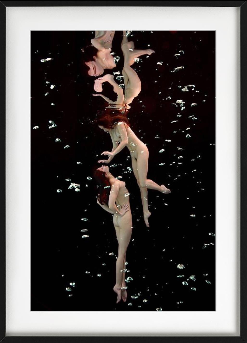 Estudio subacuático nº 2517 - Desnudo flotando bajo el agua, Fotografía artística, 2005 - Nude Photograph Marrón de Howard Schatz