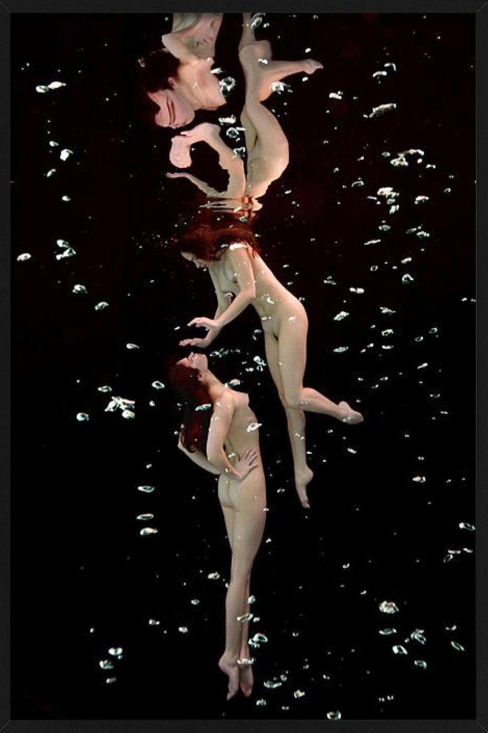 Dos Modelos desnudas flotando bajo el agua entre Burbujas de Aire, fotografiadas por Howard Schatz para sus Estudios submarinos.

Todas las impresiones son de edición limitada. Disponible en varios tamaños. Enmarcado de alta gama a petición.

Todas