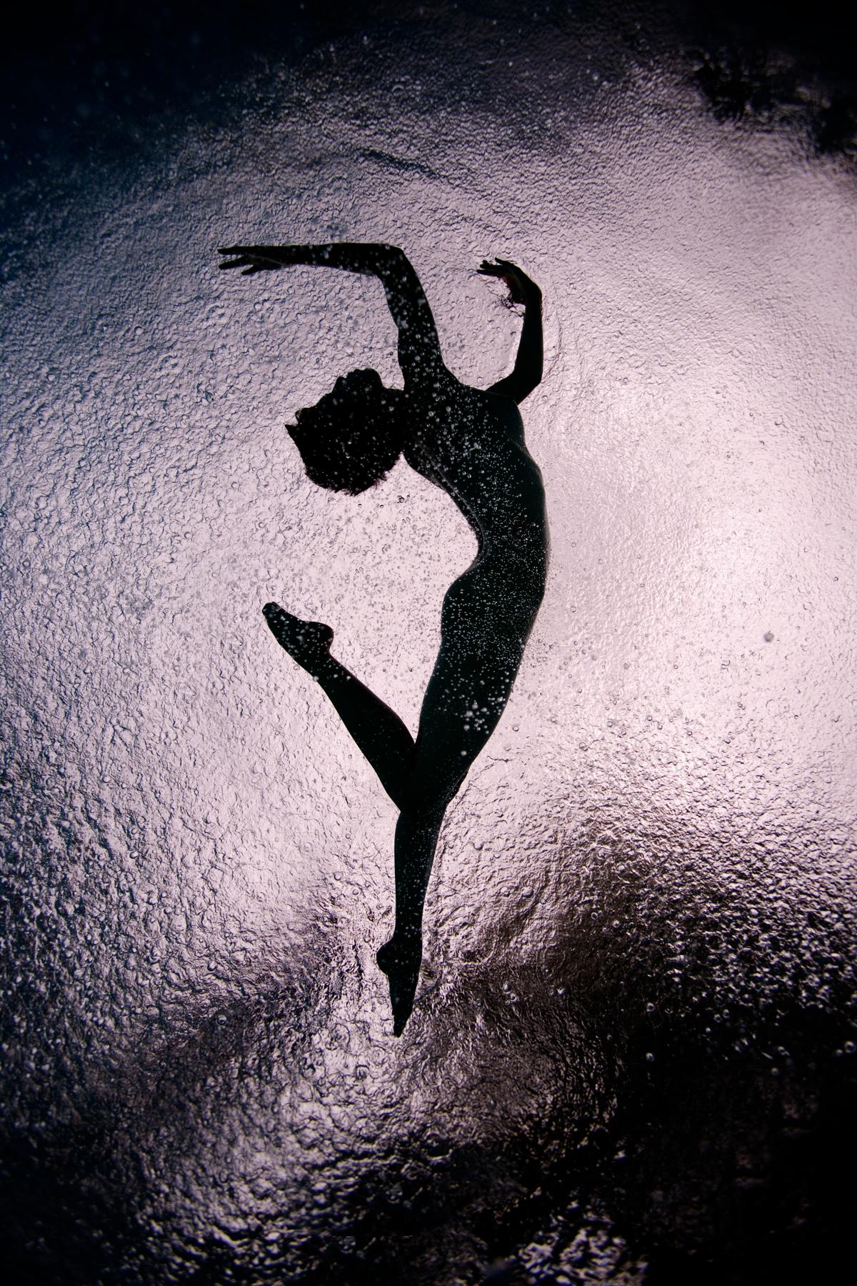 Howard Schatz Figurative Photograph - Underwater Study 2696