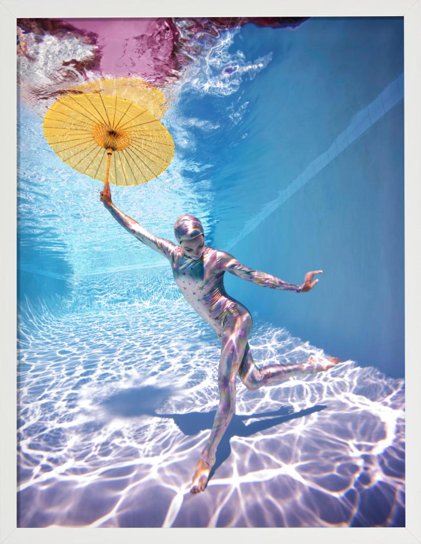 Unterwasser-Studie # 2778 - Modell posiert unter Wasser im Bodysuit mit Regenschirm (Zeitgenössisch), Photograph, von Howard Schatz