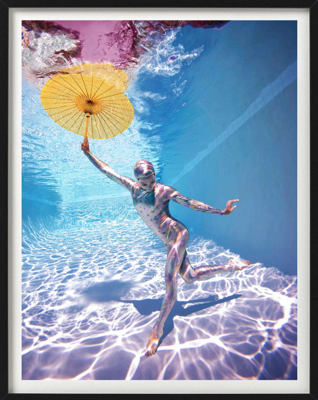 Unterwasser-Studie # 2778 - Modell posiert unter Wasser im Bodysuit mit Regenschirm im Angebot 1