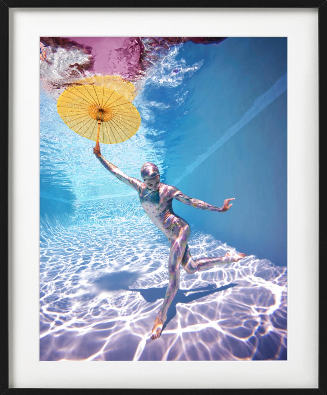 Unterwasser-Studie # 2778 - Modell posiert unter Wasser im Bodysuit mit Regenschirm im Angebot 4