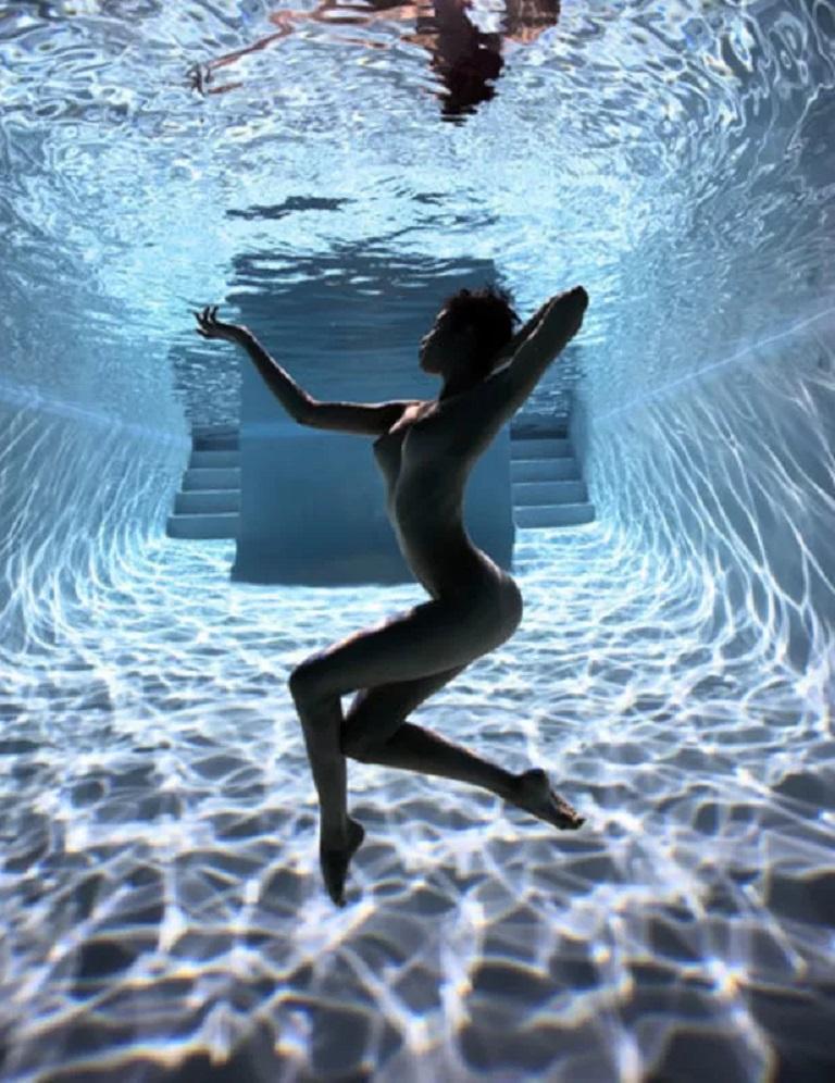 Howard Schatz Nude Photograph - Underwater Study #2826 - Nude Model Posing Underwater in a Pool 