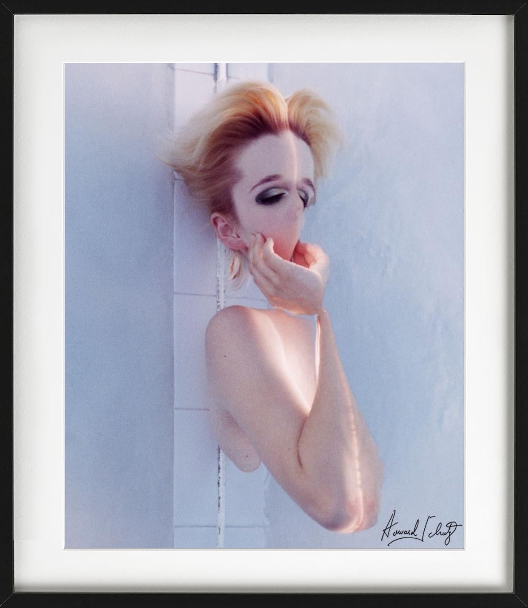 Unterwasserstudie #3267 - Modell unter Wasser, Kunstfotografie 2000 (Grau), Color Photograph, von Howard Schatz