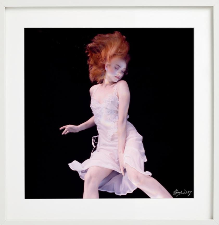 Estudio subacuático nº 4908 - Modelo subacuática, Fotografía artística 2000 - Figurative Photograph Negro de Howard Schatz