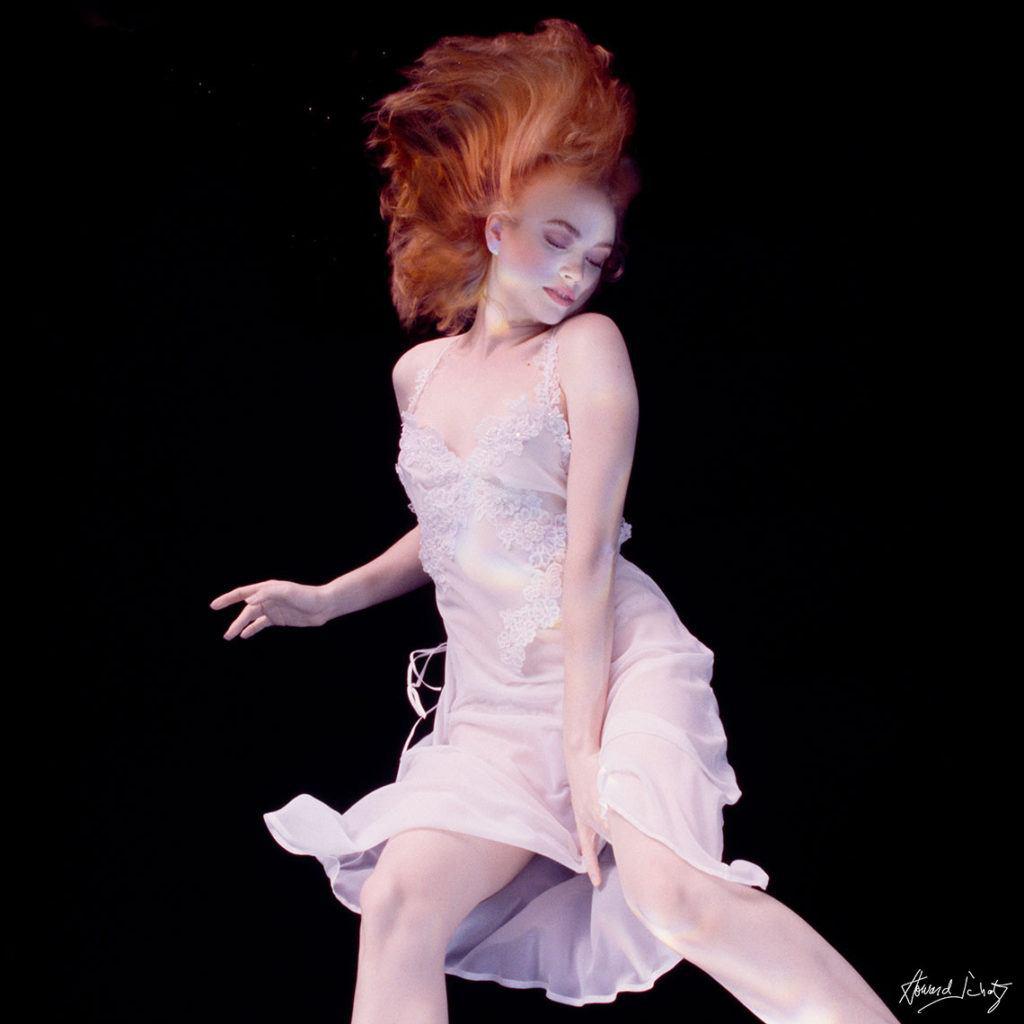 Figurative Photograph de Howard Schatz - Estudio subacuático nº 4908 - Modelo subacuática, Fotografía artística 2000