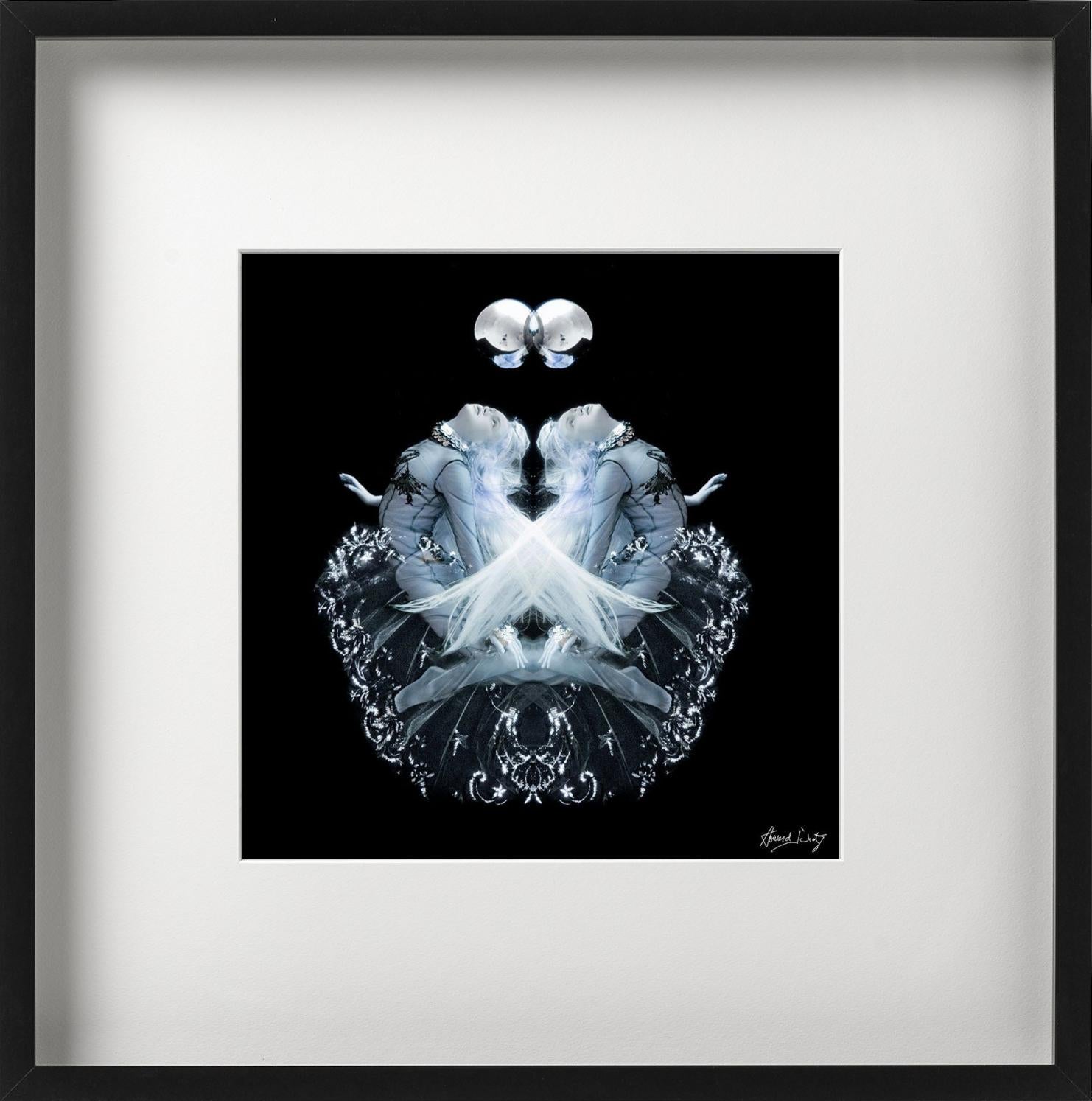 Estudio subacuático nº 5081 Atlantis, Fotografía artística, 2018 - Color Photograph Negro de Howard Schatz