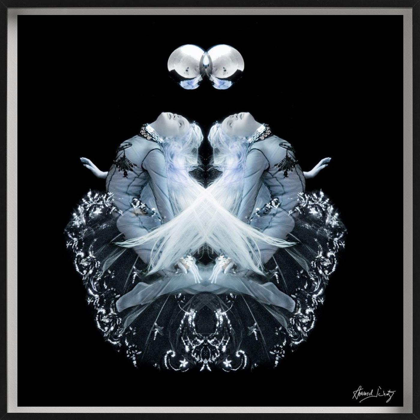 Forma de retrato Estudios submarinos de Howard Schatz, Modelo sumergido bajo el agua creando una imagen surrealista con tinte azul. 

Todas las impresiones son de edición limitada. Disponible en varios tamaños. Enmarcado de alta gama a