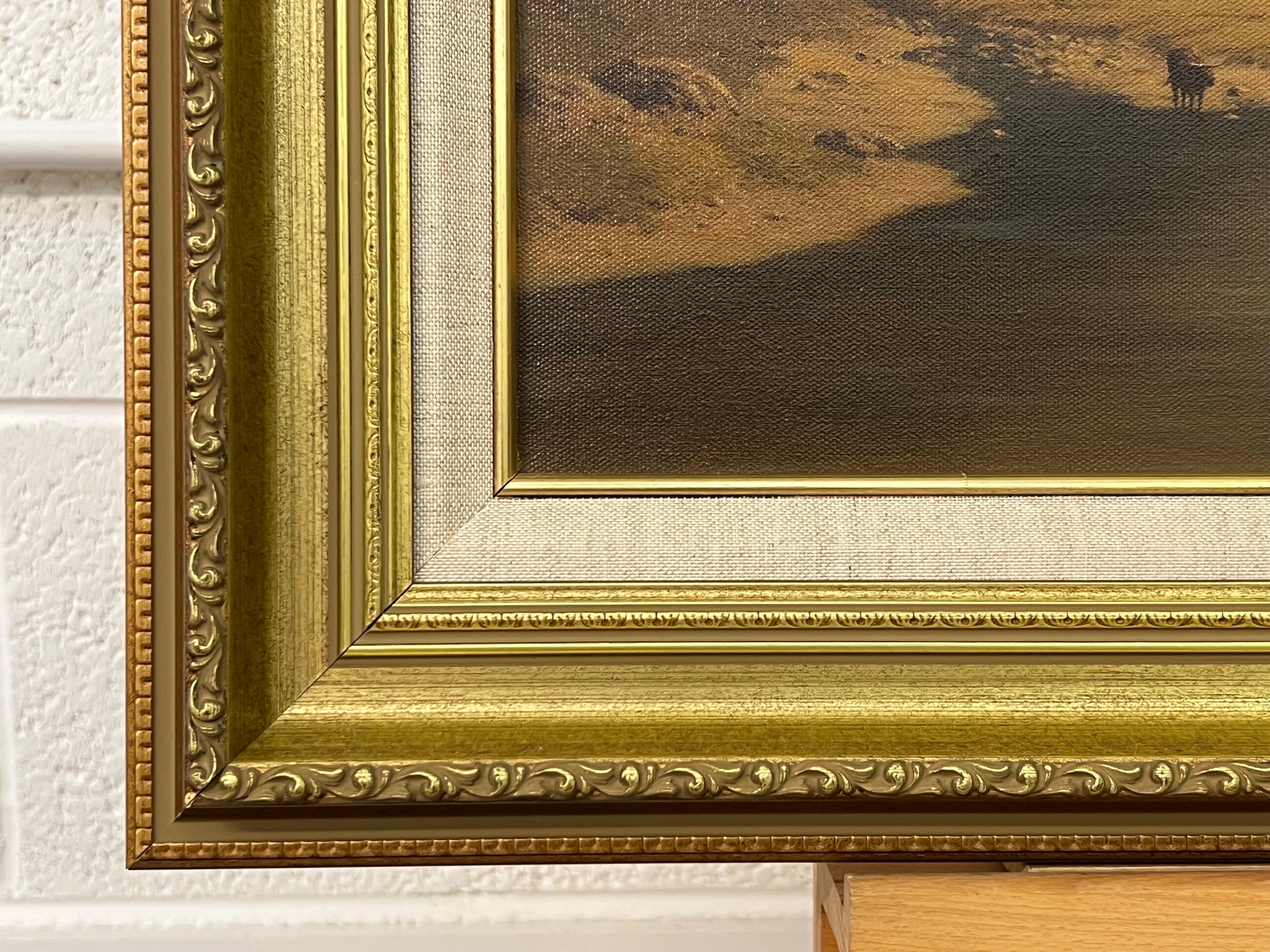 Bestiame che beve l'acqua di un lago nelle montagne delle Highlands scozzesi 5