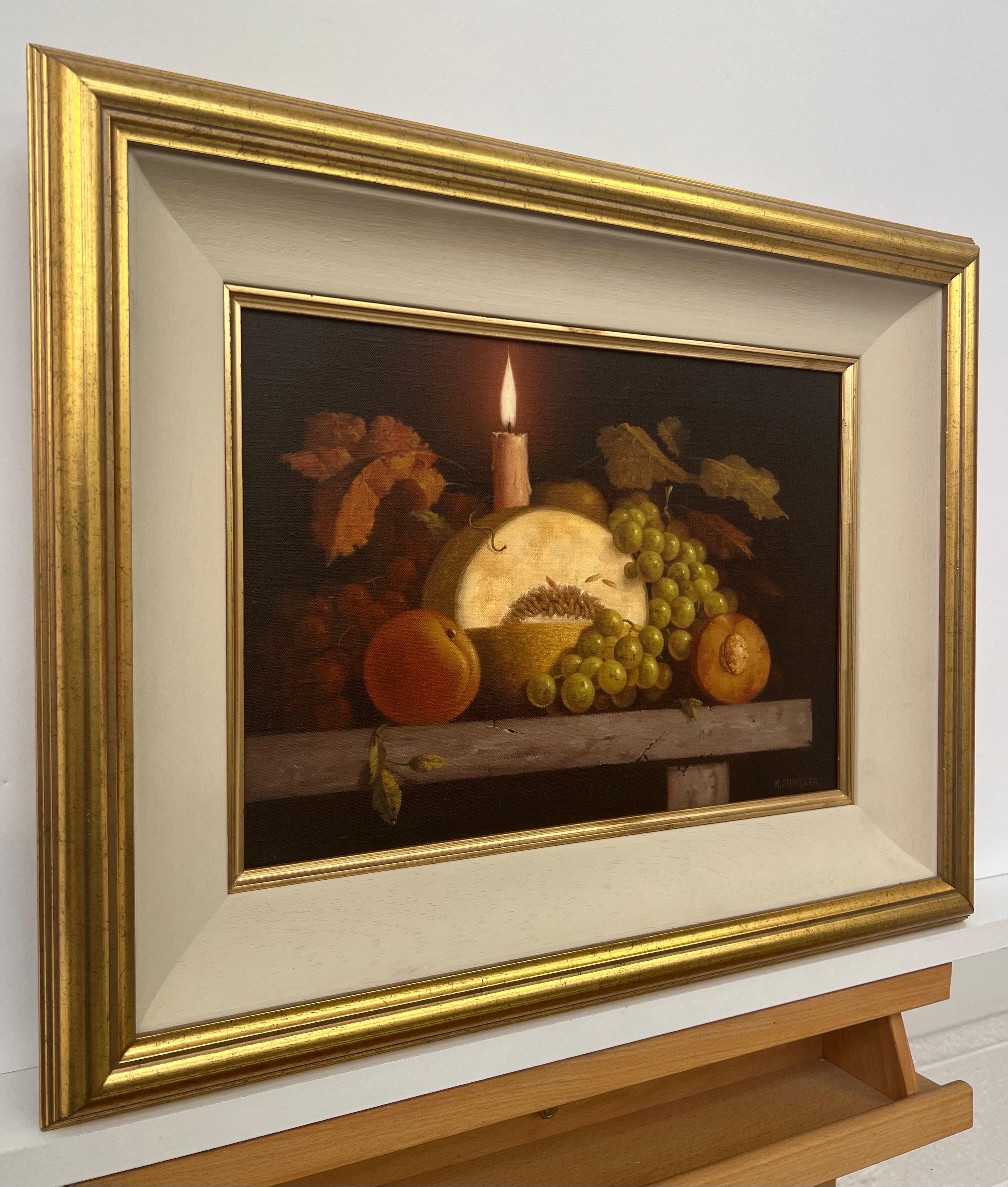 Traditionelles Interieur-Stillleben, Ölgemälde von Obst und Kerze des britischen Künstlers – Painting von Howard Shingler