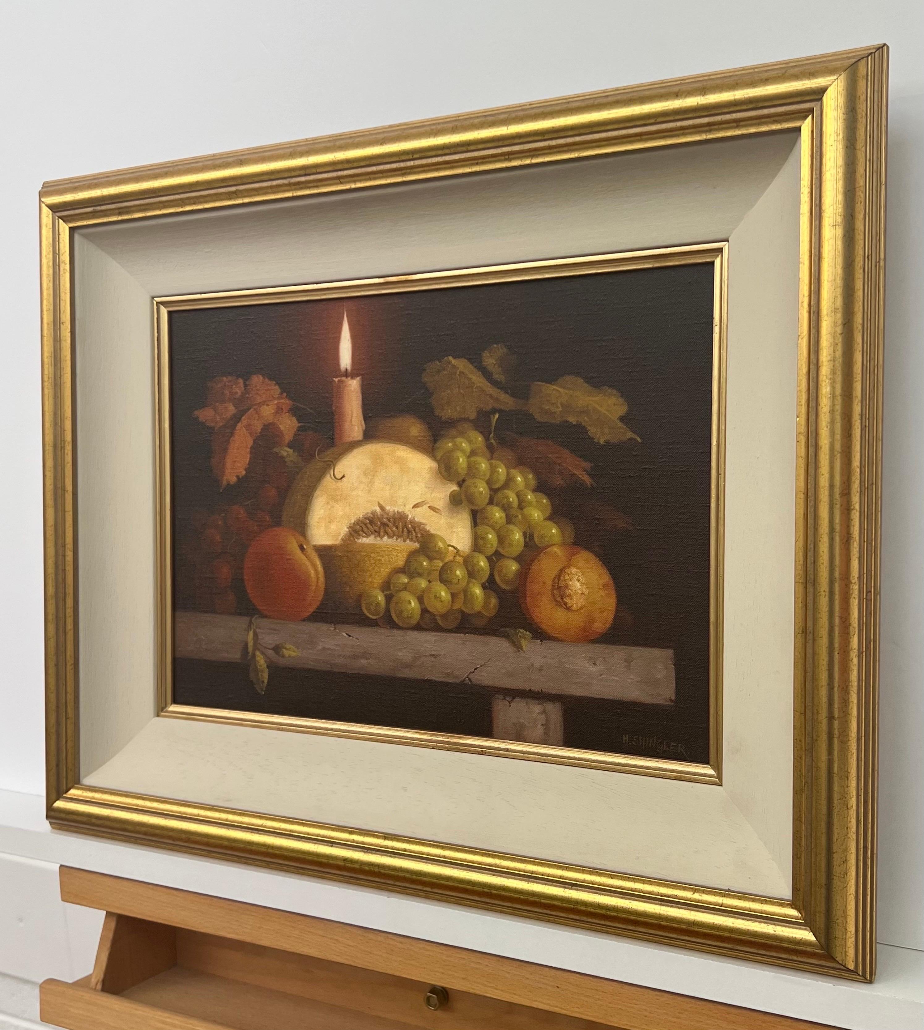 Nature morte d'intérieur traditionnelle à l'huile avec fruits et bougie par l'artiste britannique du 20e siècle, Howard Shingler. Cet original à l'ambiance chaleureuse est présenté dans un cadre doré avec un insert blanc cassé.

L'œuvre d'art mesure