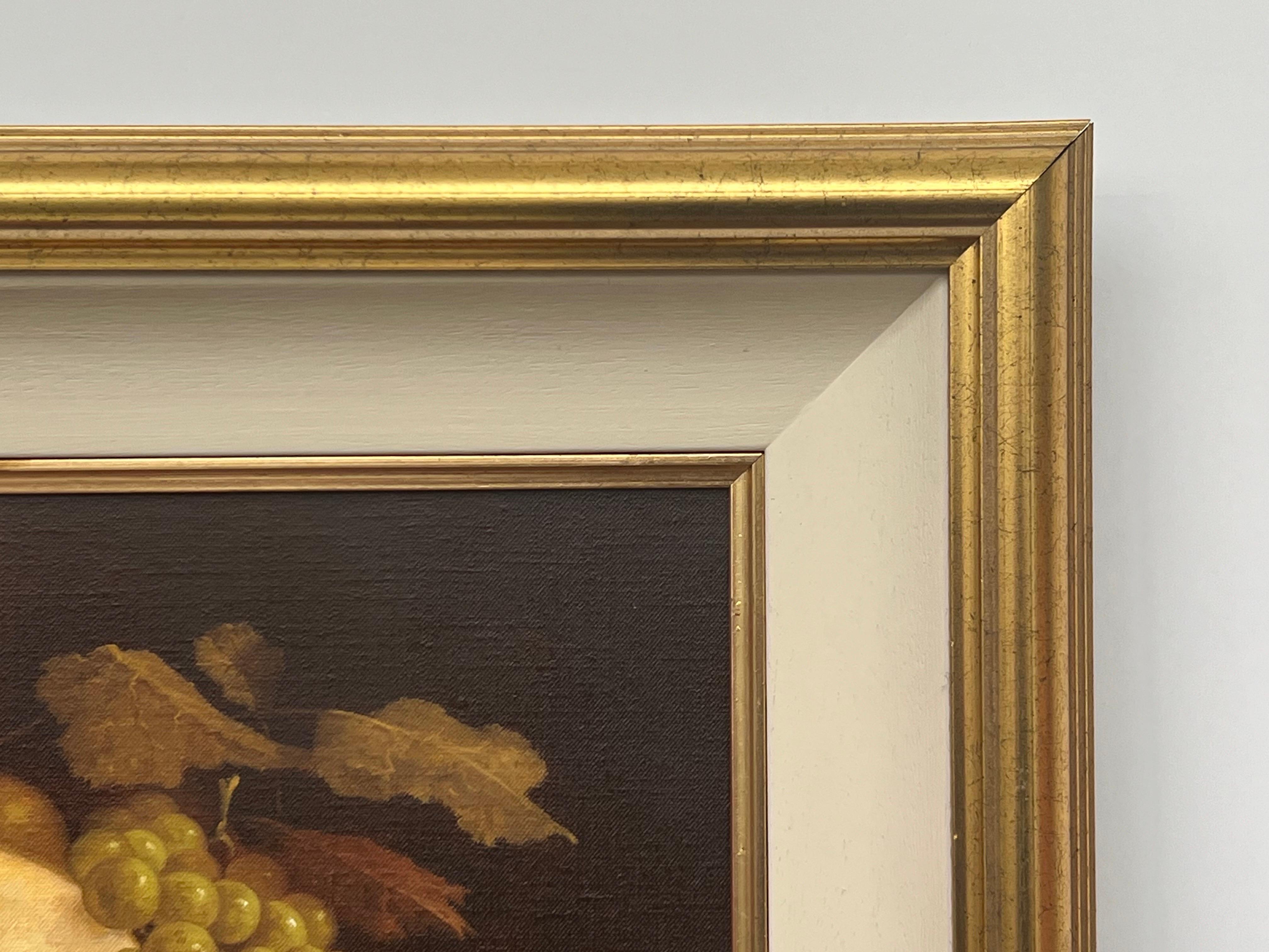 Traditionelles Interieur-Stillleben mit Obst und Kerze von Howard Shingler, einem britischen Künstler des 20. Dieses Original hat eine schöne warme Atmosphäre und wird in einem goldenen Rahmen mit cremefarbenem Einsatz präsentiert.

Kunst misst 14 x