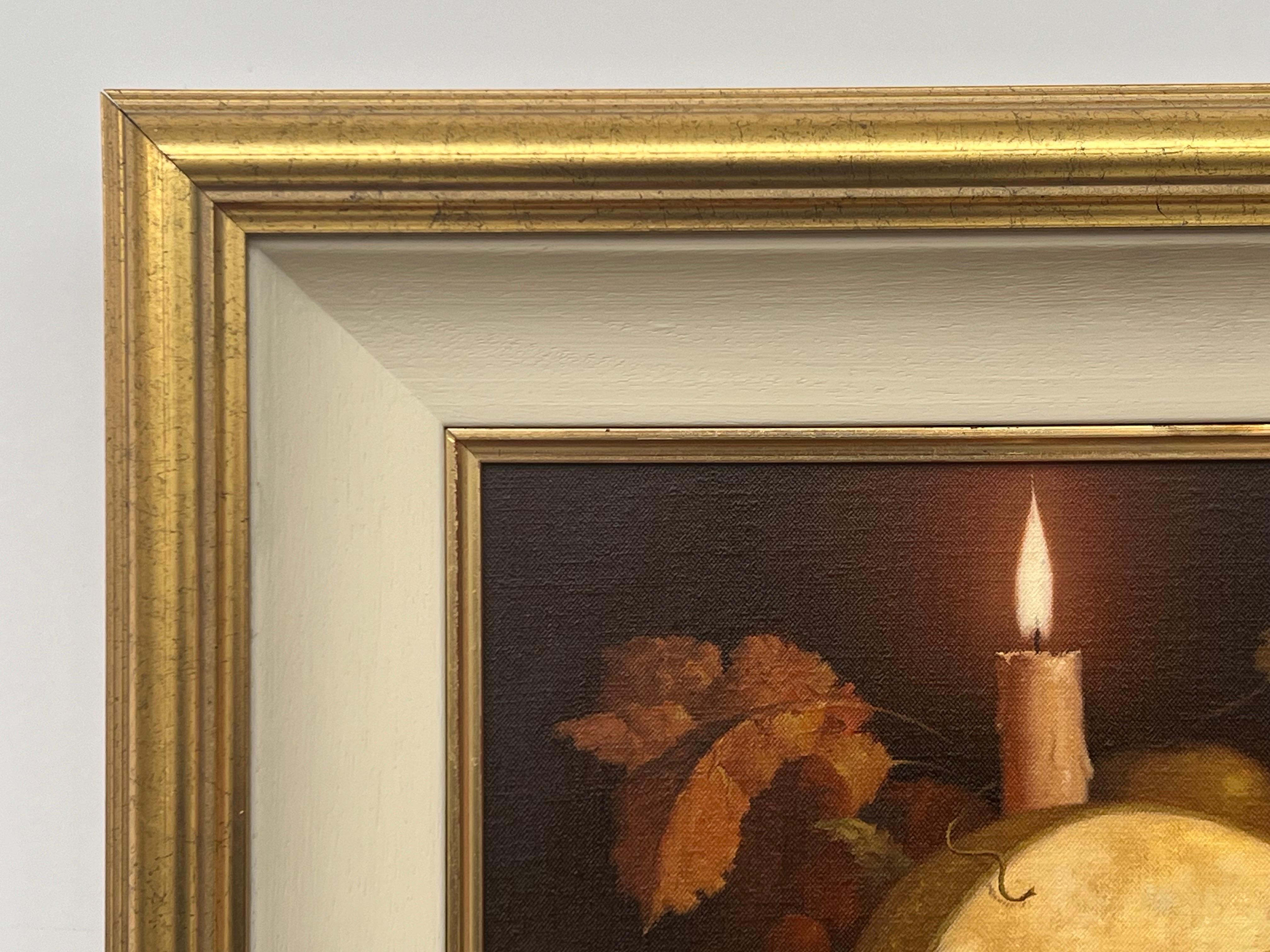 Nature morte d'intérieur traditionnelle, peinture à l'huile de fruits et de bougies par un artiste britannique en vente 3