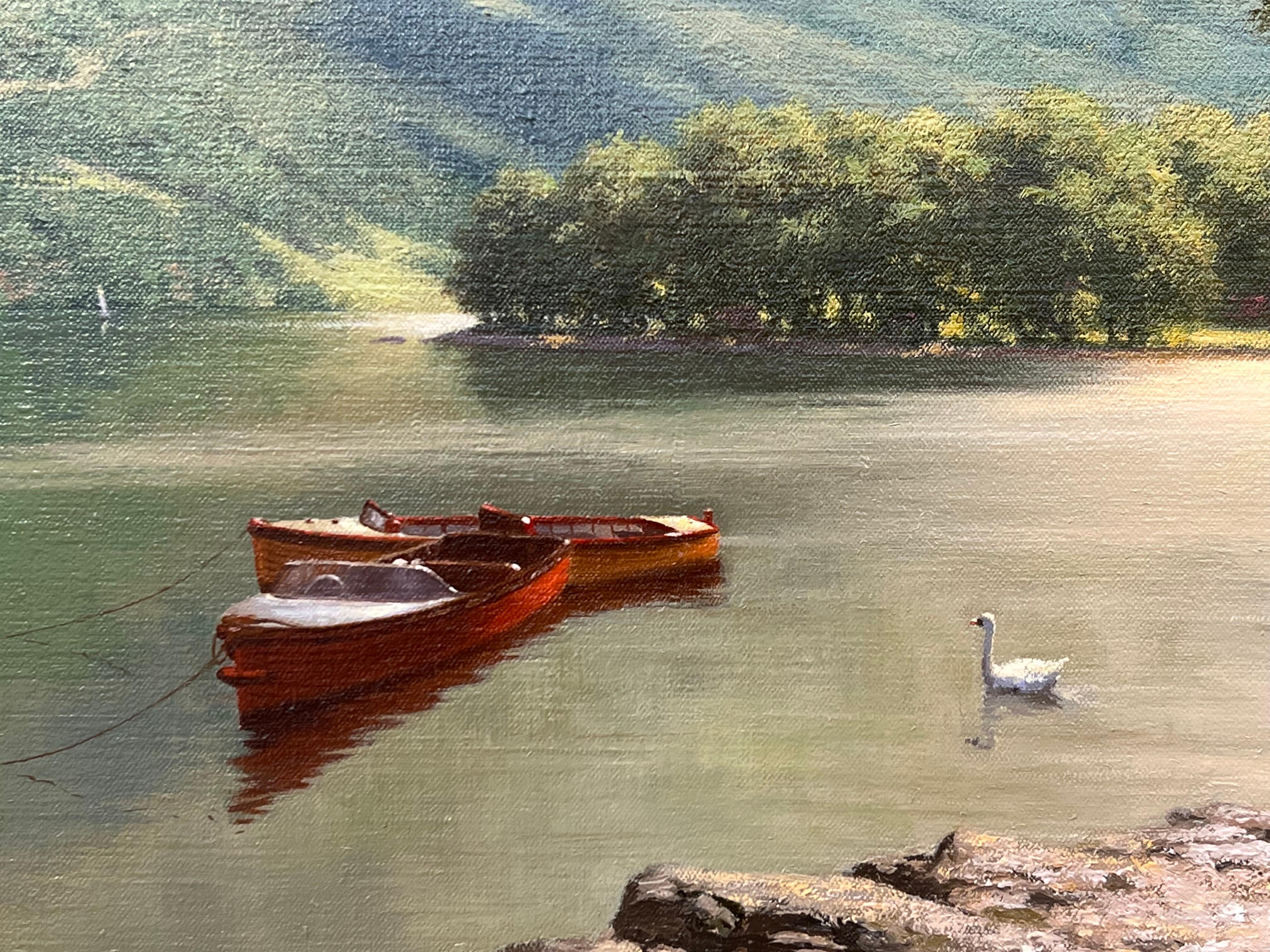 Tranquilla scena di lago con barche e cigno nelle montagne delle Highlands scozzesi in vendita 7
