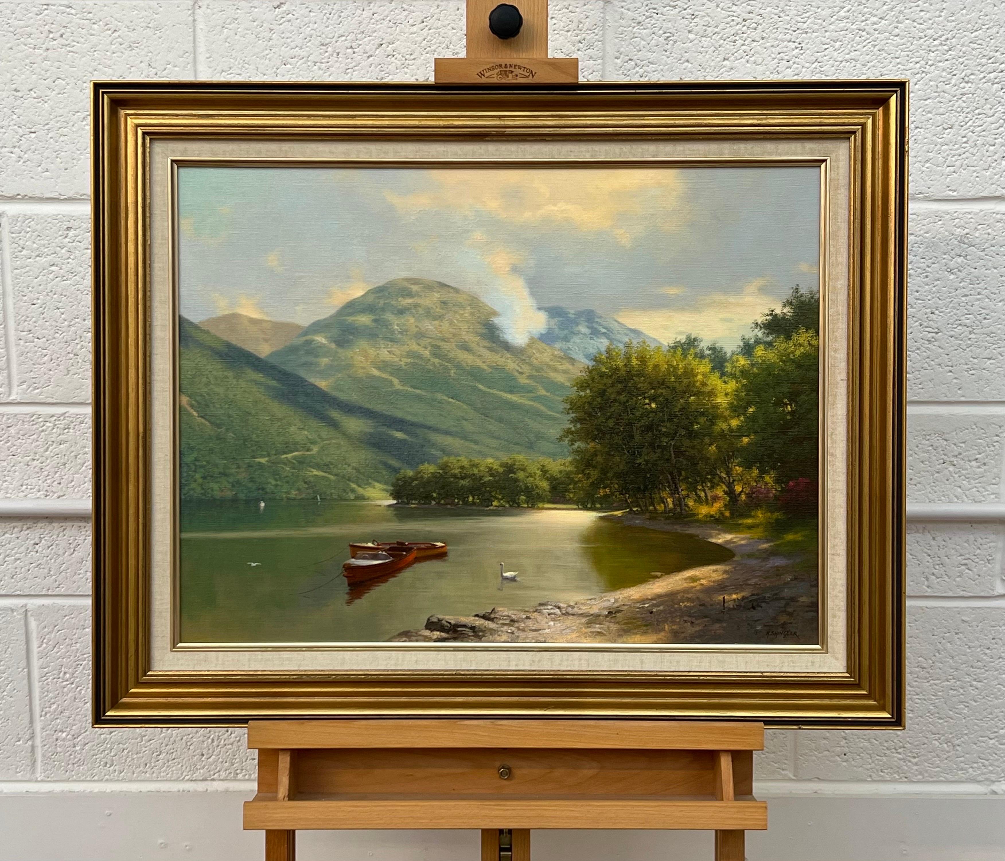 Tranquil-Seeszene mit Booten und Schwanen in den Bergen der schottischen Hochlandgebirge (Realismus), Painting, von Howard Shingler