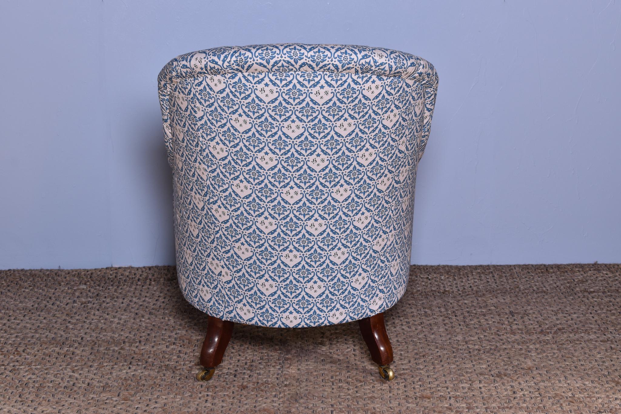 Howard & Sons Button Back Armchair In Excellent Condition For Sale In Darlington, GB