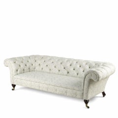 Canapé Chesterfield Howard and Sons 1880's Nouvellement rembourré en tissu Howard and Son