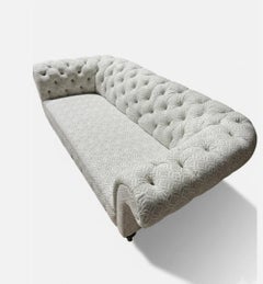 Divano Chesterfield Howard & Sons del 1880 appena rivestito con tessuti Howard & Son