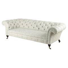Canapé Chesterfield Howard and Sons 1880's Nouvellement rembourré en tissu Howard and Son