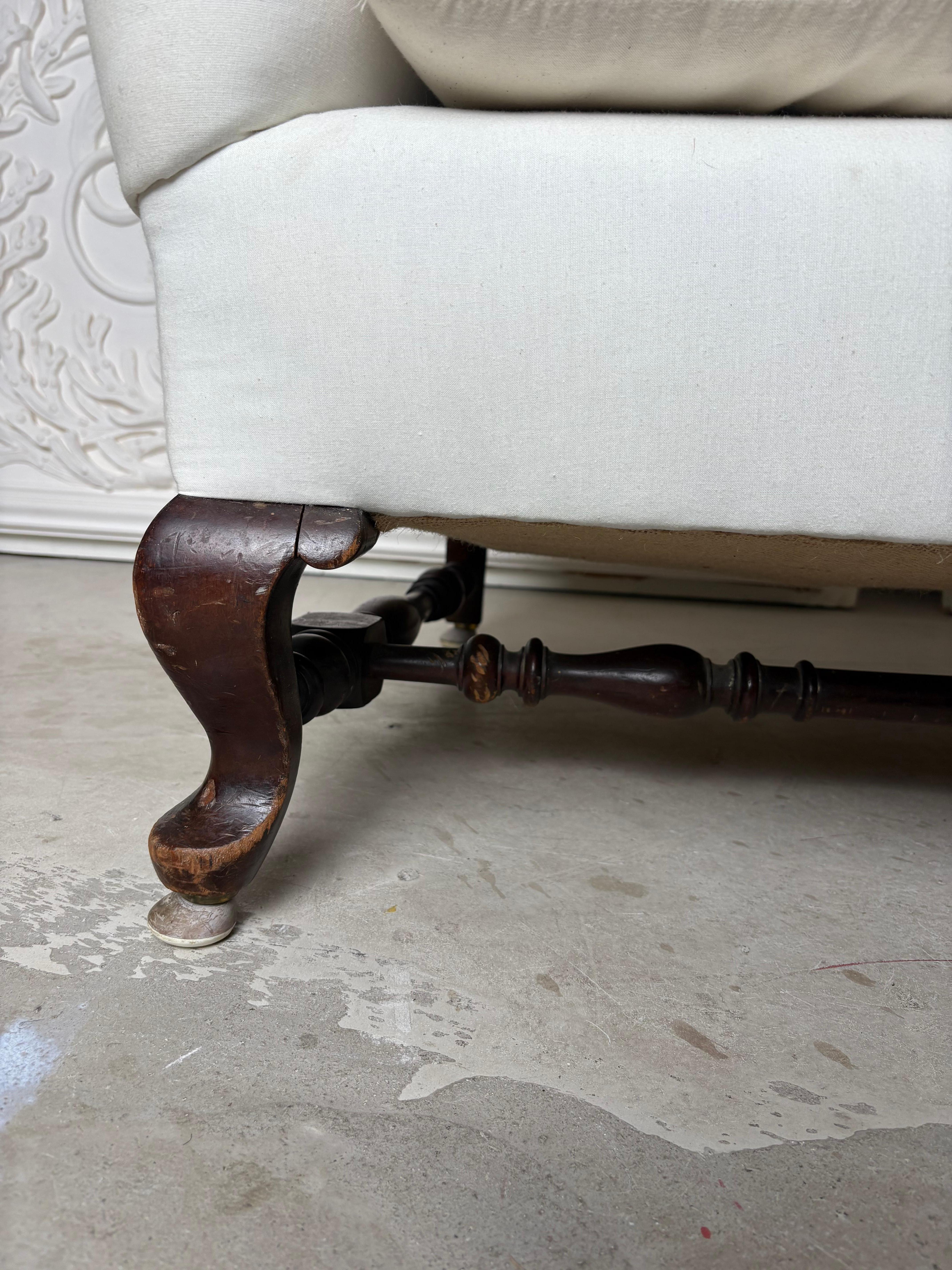 19. Jahrhundert Howard & Sons gepolstert, um Kattun Double wingback Sofa Sessel, mit Cabriole Vorderbeine und Kick-out Hinterbeine mit gedrehten Bahren entlang jeder Seite und über die Breite des Sitzes, und eine lange Daunen Sitzkissen. Sehr gutes