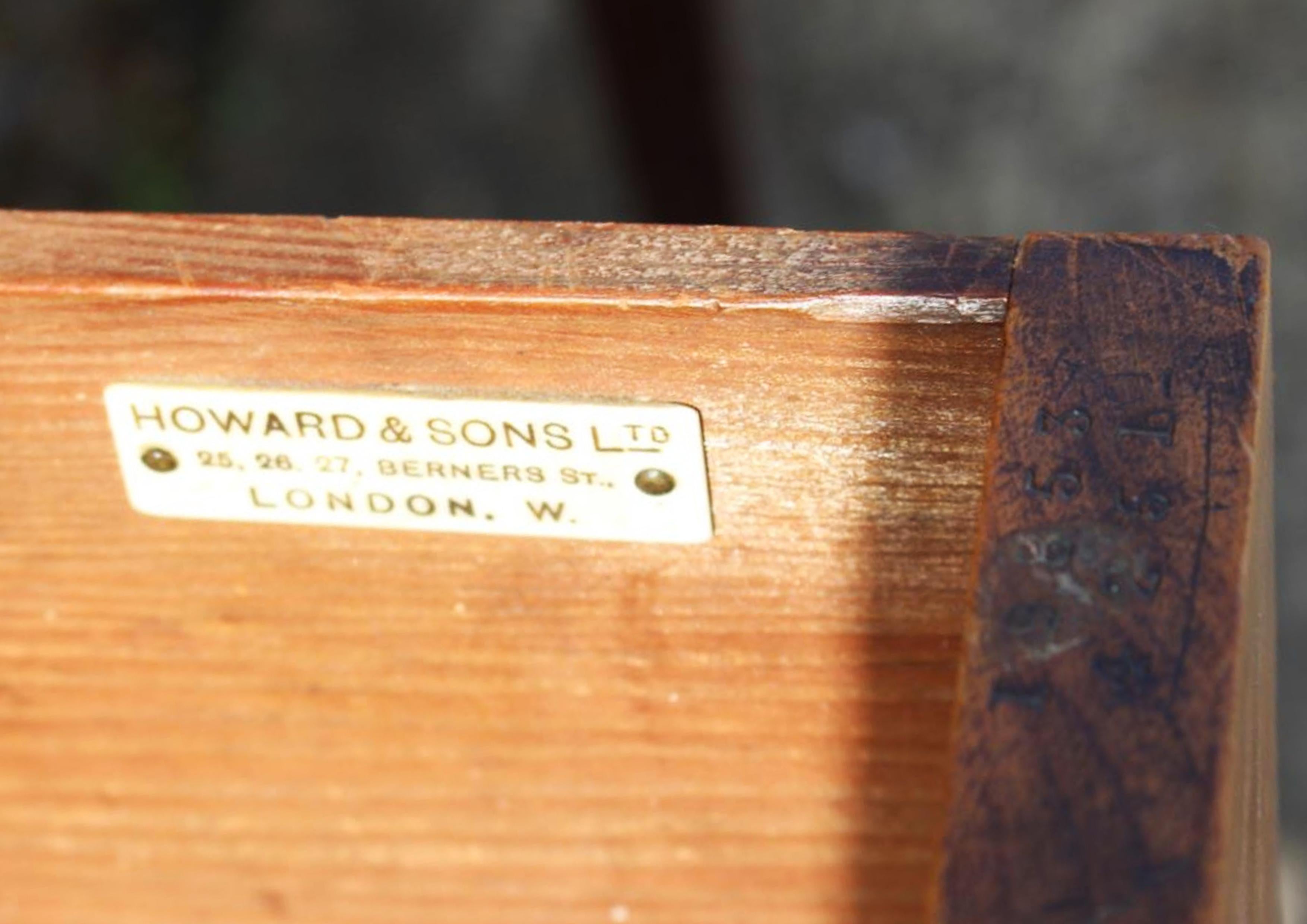 Howard & Sons Handgefertigte Kommode/Büro aus Kirschbaumholz mit Messingtropfengriffen  (Land) im Angebot