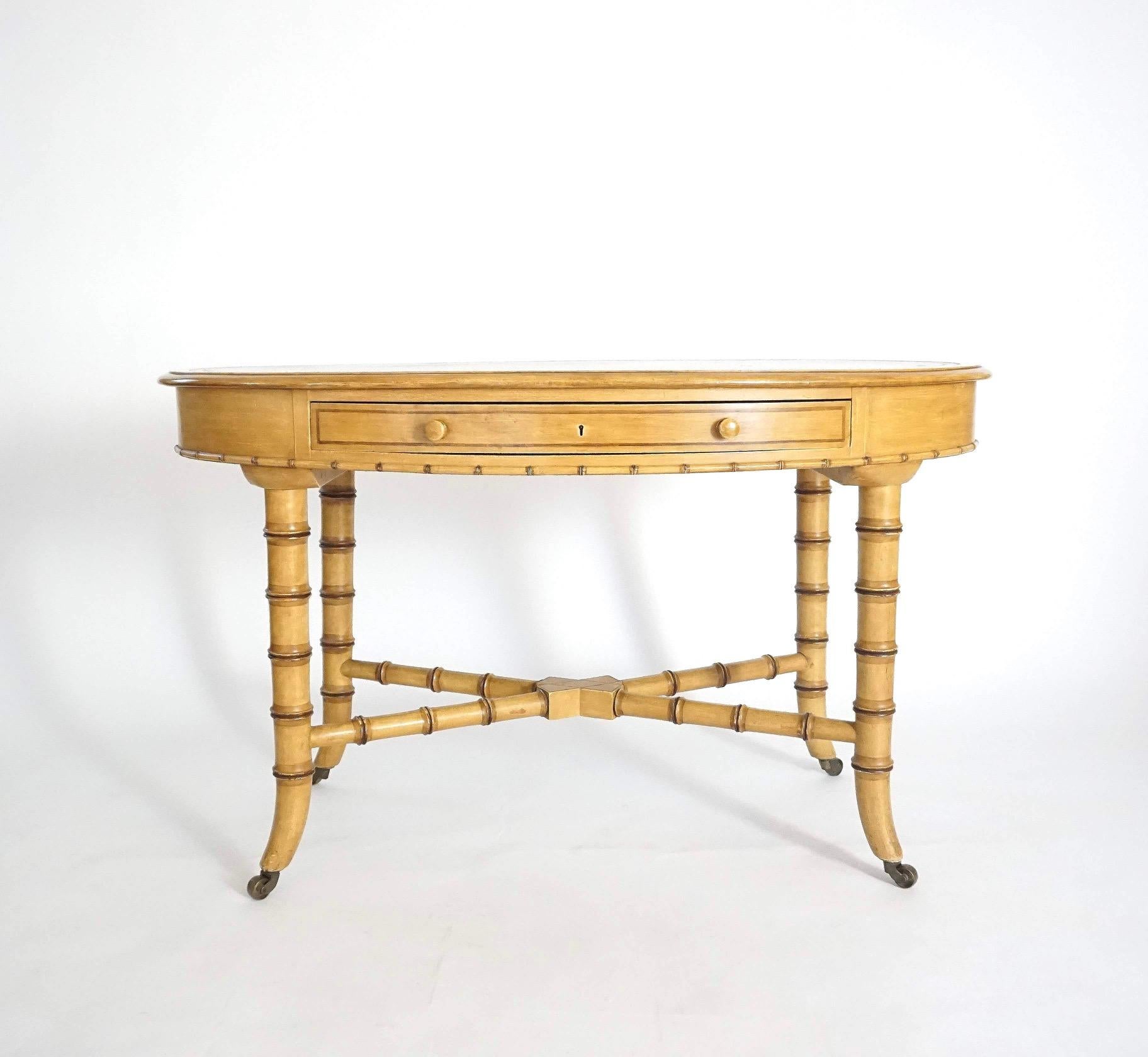 Mouvement esthétique Howard & Sons London - Table à écrire en faux bambou recouverte de cuir, vers 1875 en vente