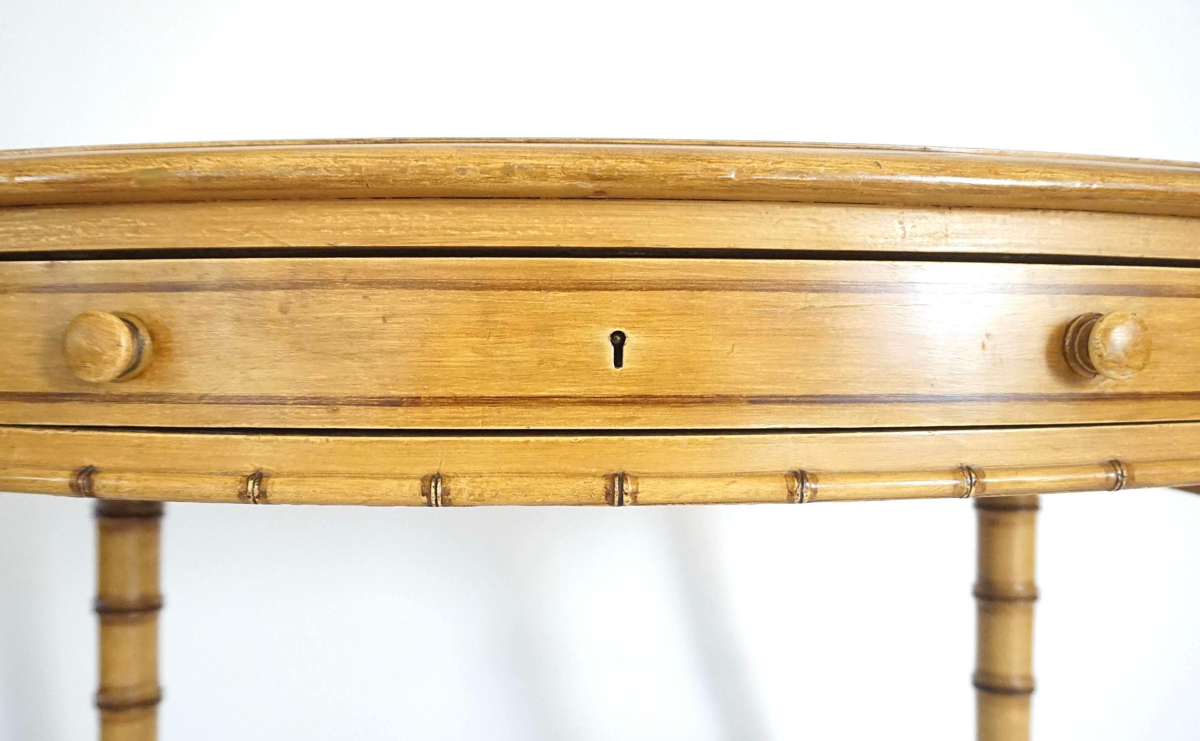 XIXe siècle Howard & Sons London - Table à écrire en faux bambou recouverte de cuir, vers 1875 en vente