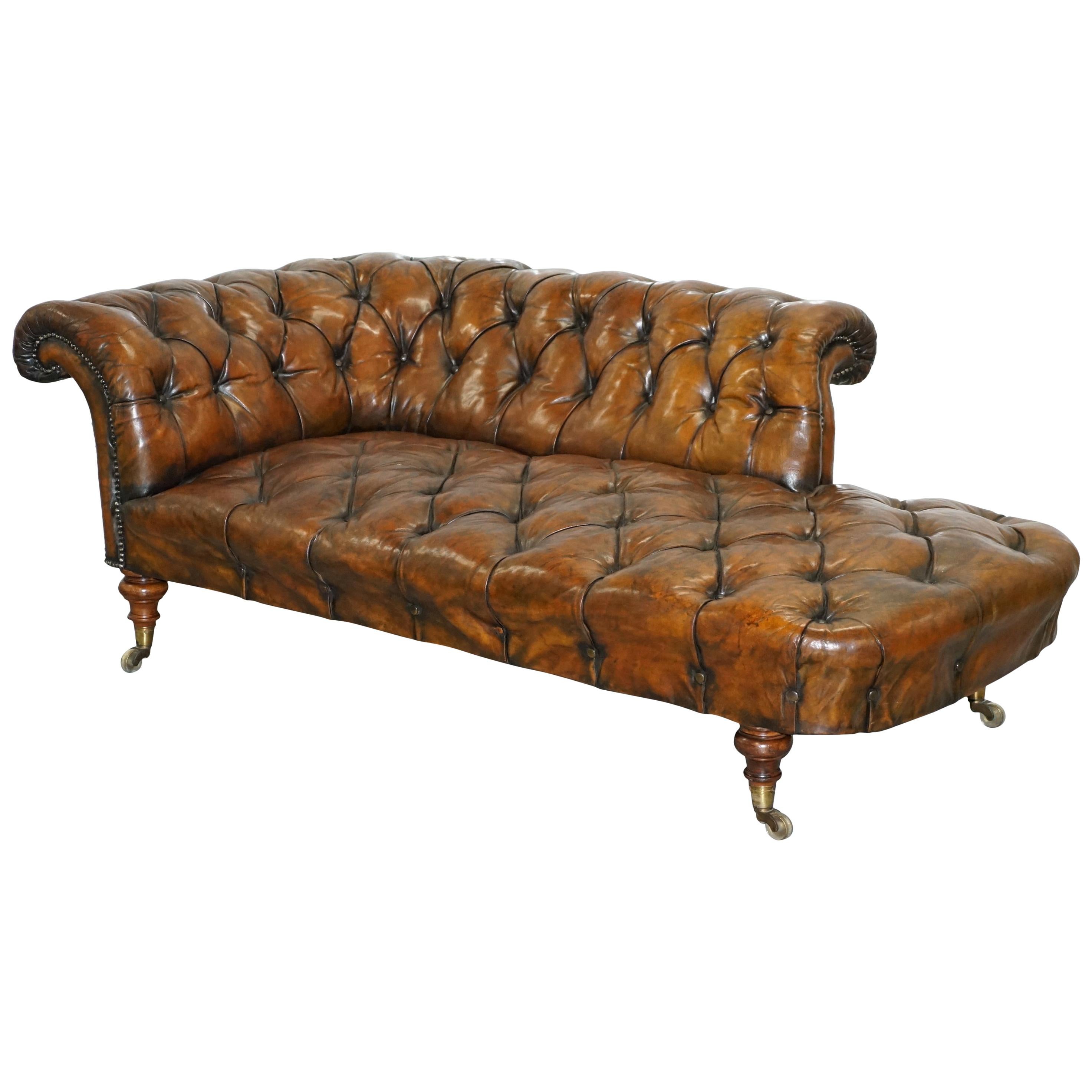Howard & Sons's restauriert Brown Leder Chesterfield Chesterbed Walnuss gerahmt