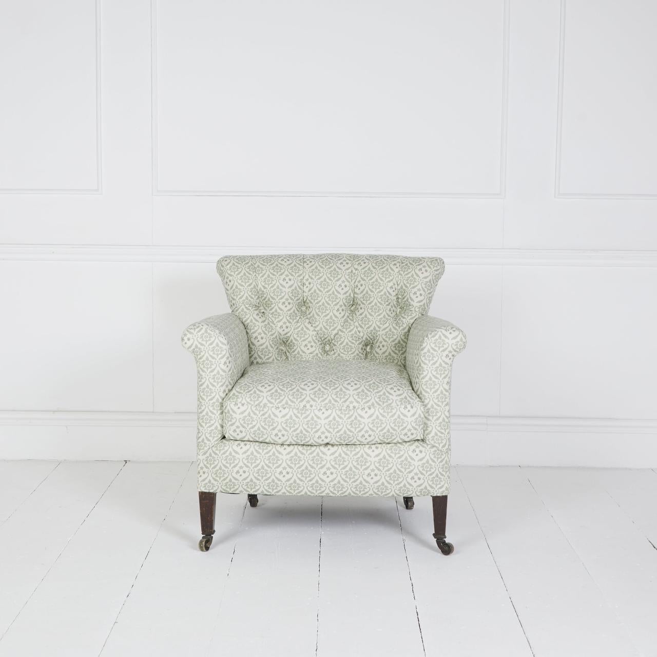 Poltrona in stile Howard Woodstock di epoca edoardiana rivestita in ticking organico verde sbiadito di H. & Greene che poggia su gambe in mogano e rotelle originali.

Dimensioni: H 30″  W 29″ D 28″ SD 19″ SH 19″

Rif. MS19

Consegna continentale FOC
