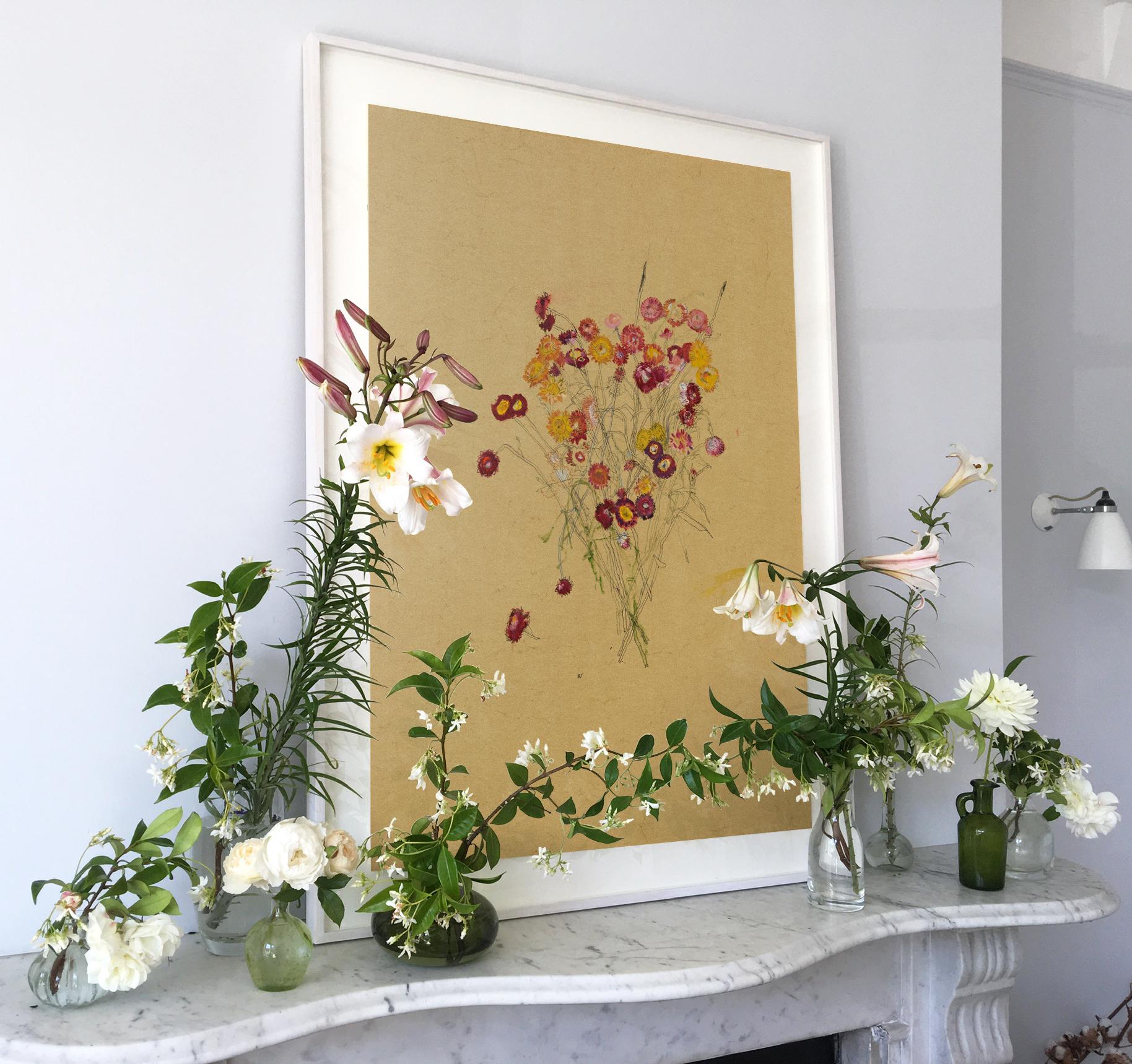 Fleurs (Helichrysum), Techniques mixtes sur parchemin ocre - Marron Still-Life Painting par Howard Tangye