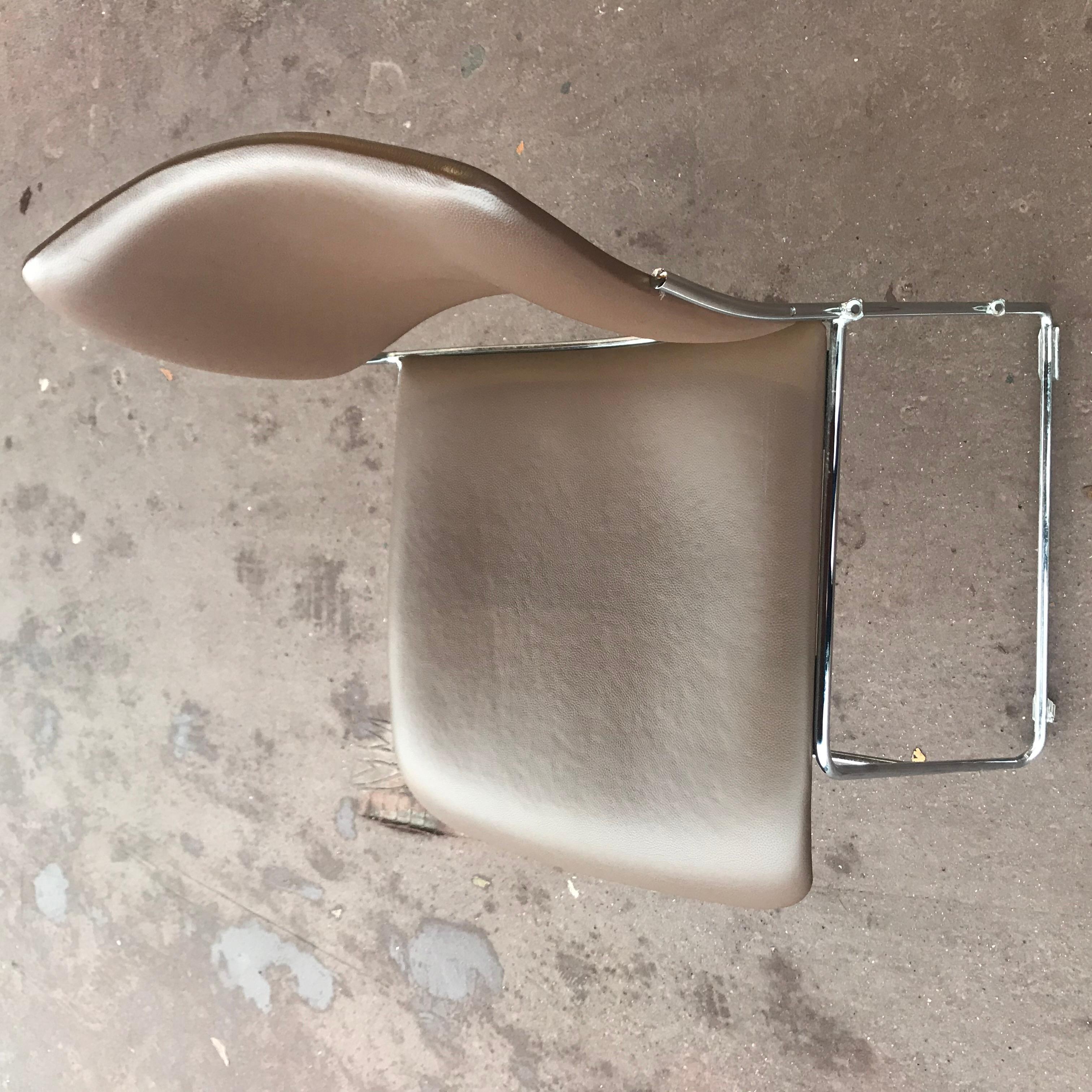 French Howe Chairs Model 40/4 Designated in 1964 by David Rowland