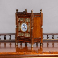 Howell y James, Un pequeño reloj de manto de nogal del Aesthetic Movement