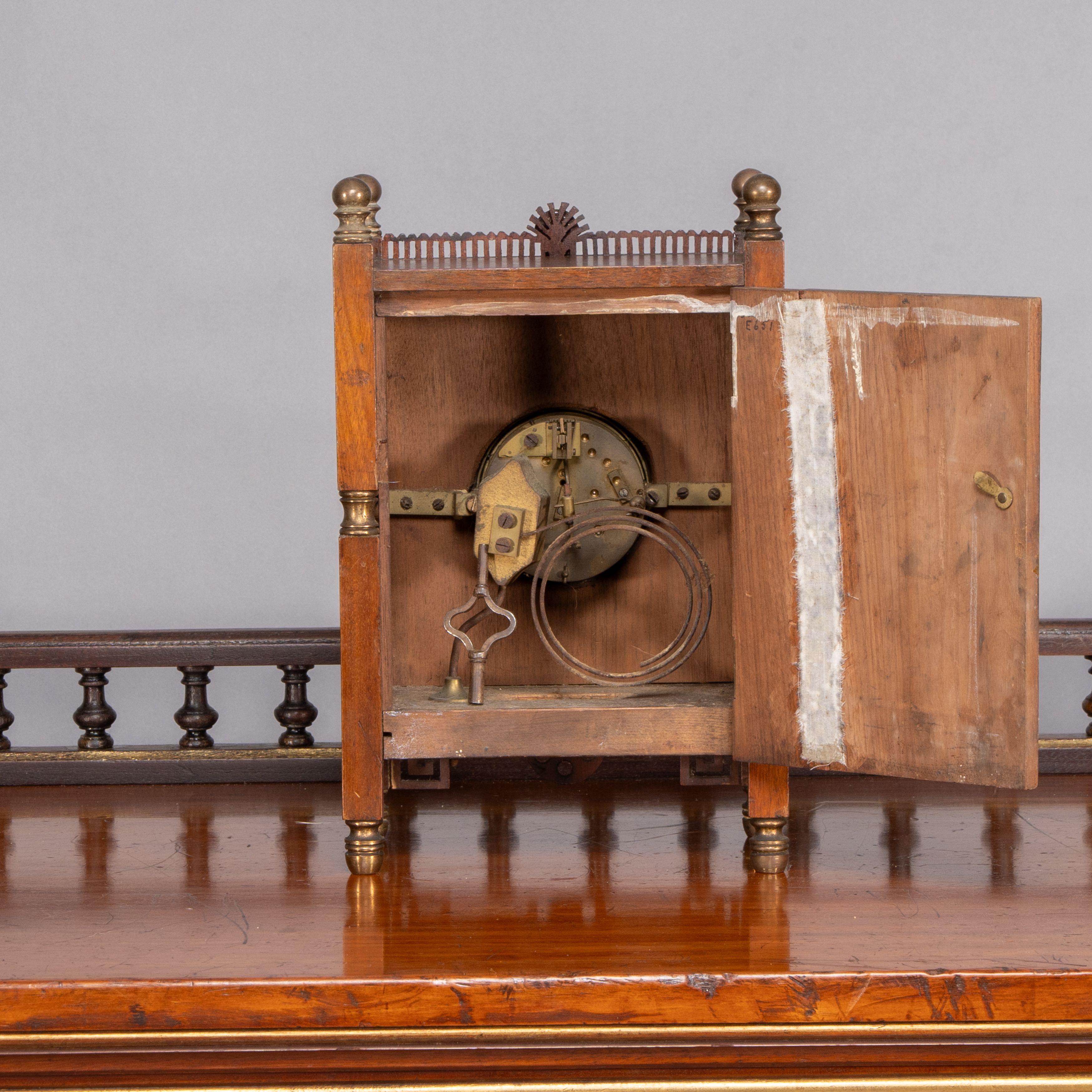 Fine XIX secolo Howell and James, Un piccolo orologio da parete in noce dell'Aesthetic Movement in vendita
