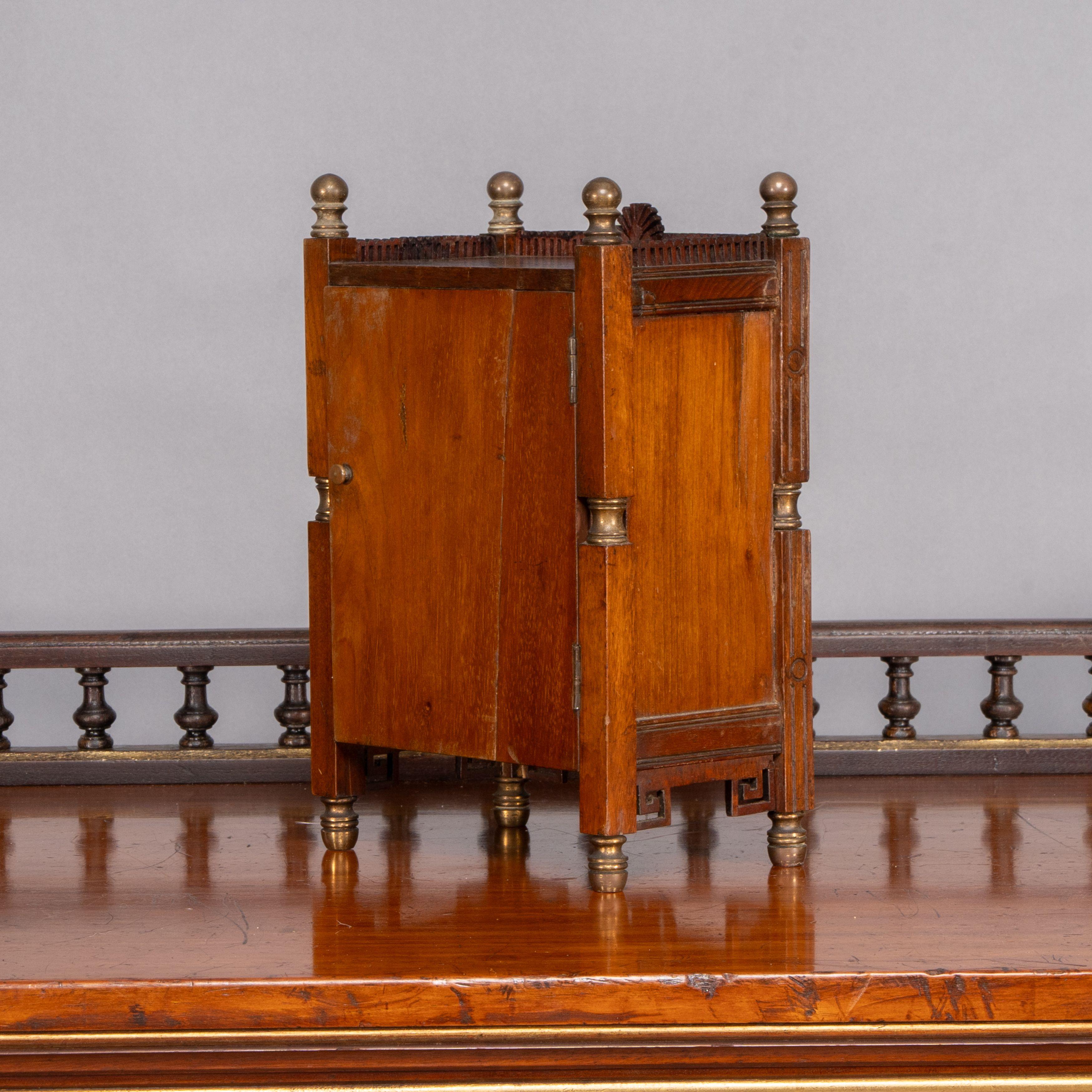 Noce Howell and James, Un piccolo orologio da parete in noce dell'Aesthetic Movement in vendita