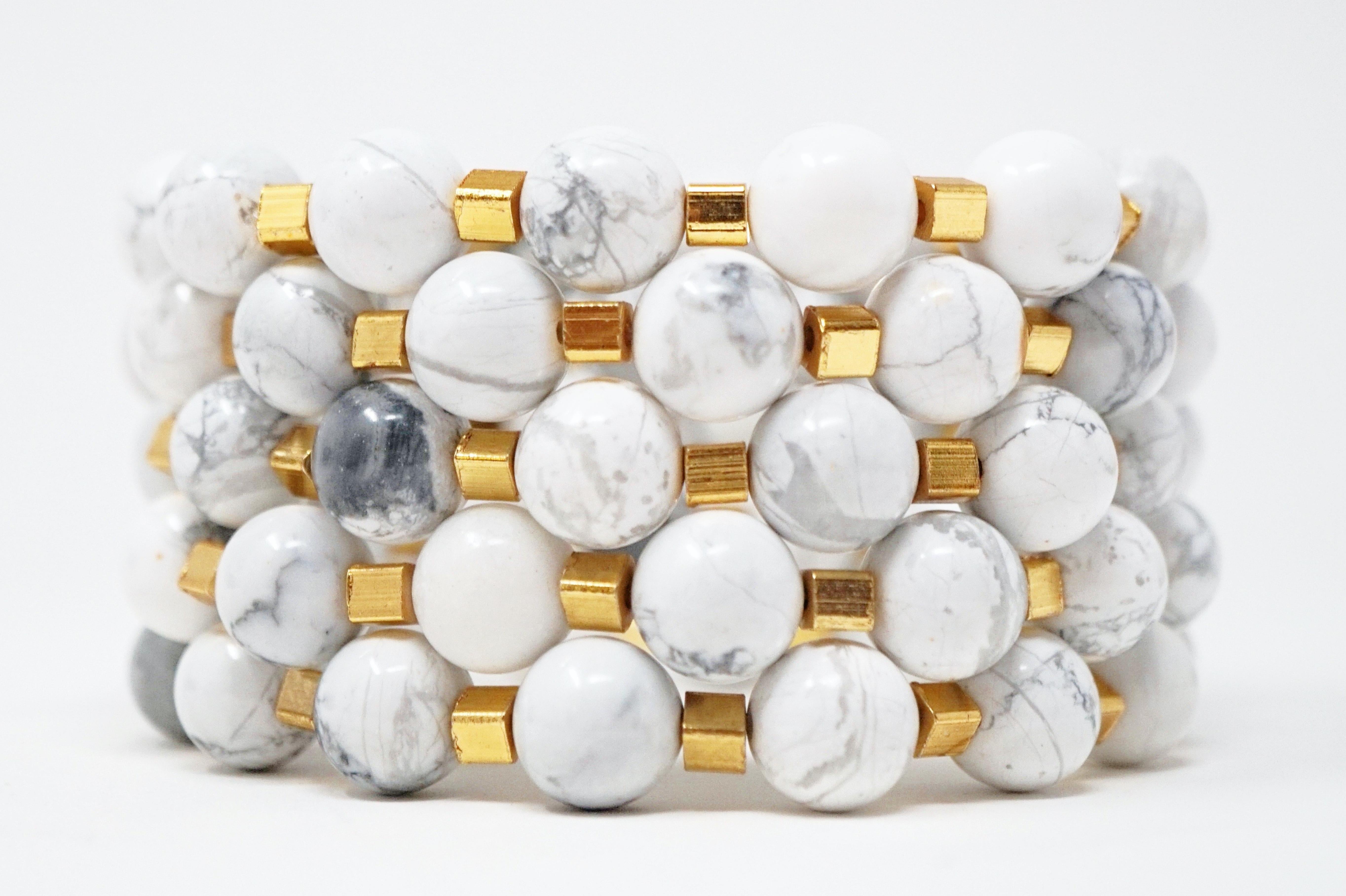 Howlite Edelstein-Armbandstack 'Set von fünf Armbändern' (Moderne) im Angebot