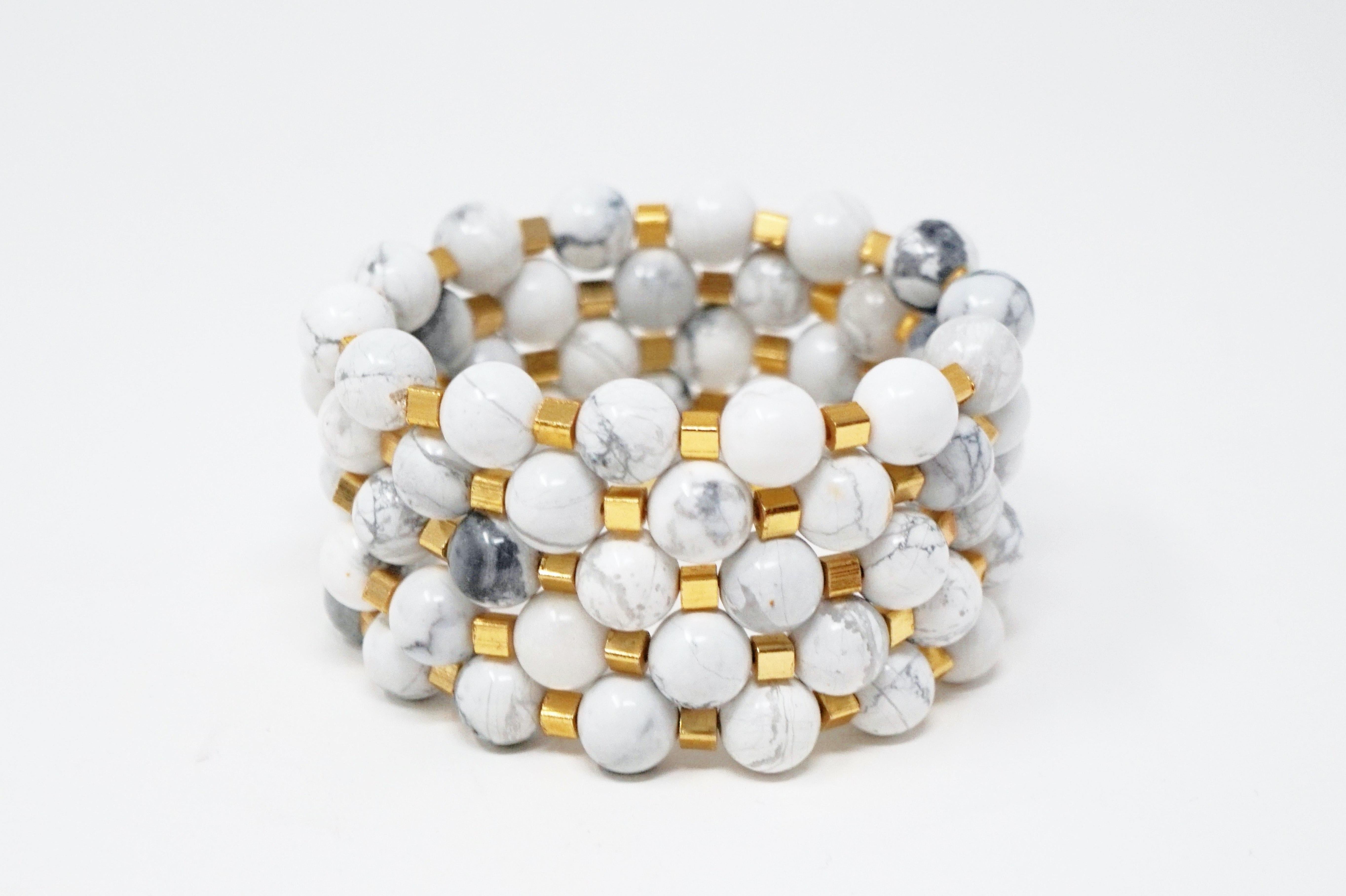 Set di cinque braccialetti con gemme di Howlite In condizioni Nuovo in vendita a McKinney, TX