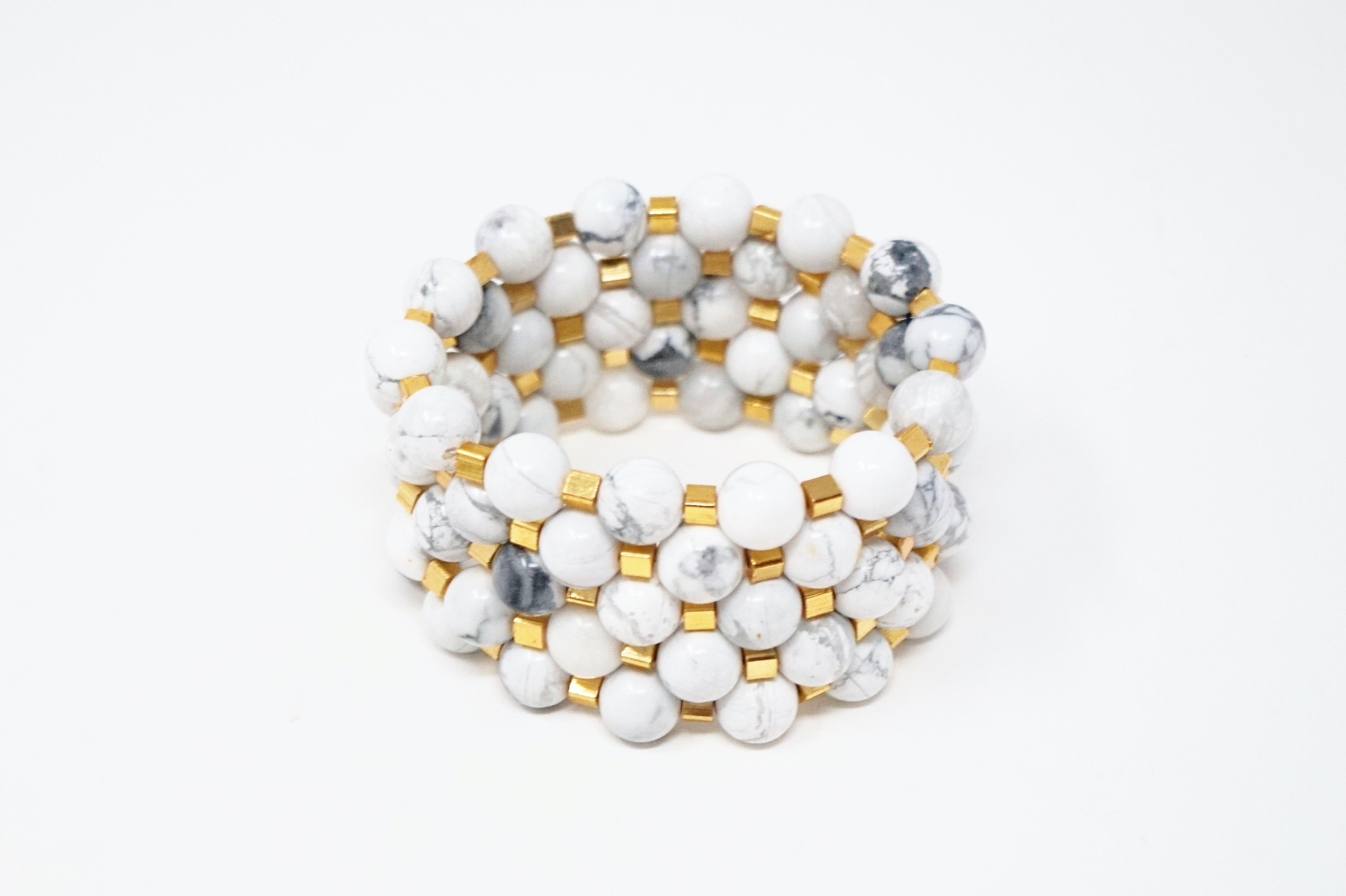 Set di cinque braccialetti con gemme di Howlite in vendita 2