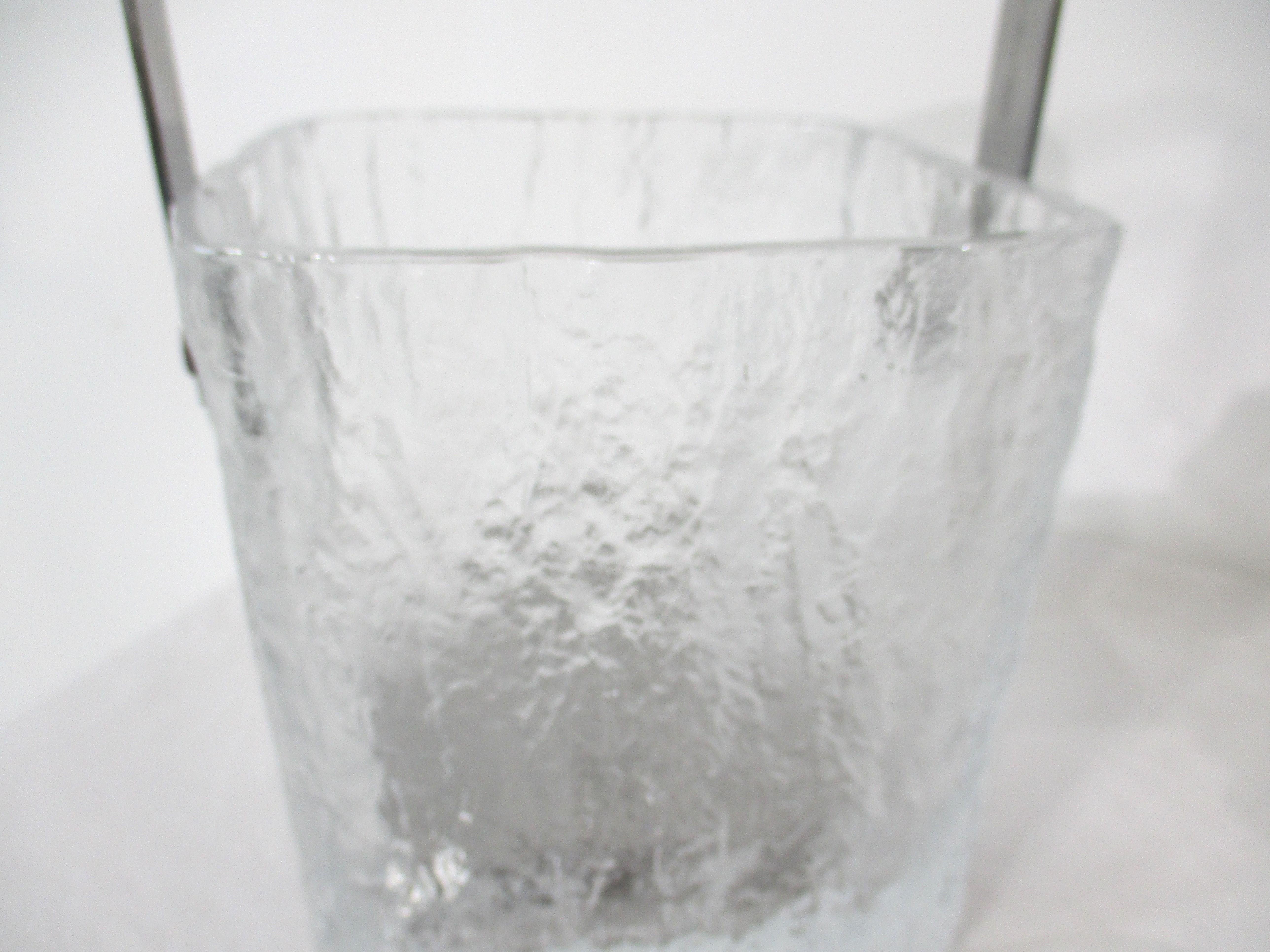 20ième siècle Seau à glace Hoya en verre glacier avec pinces et rallonge   en vente