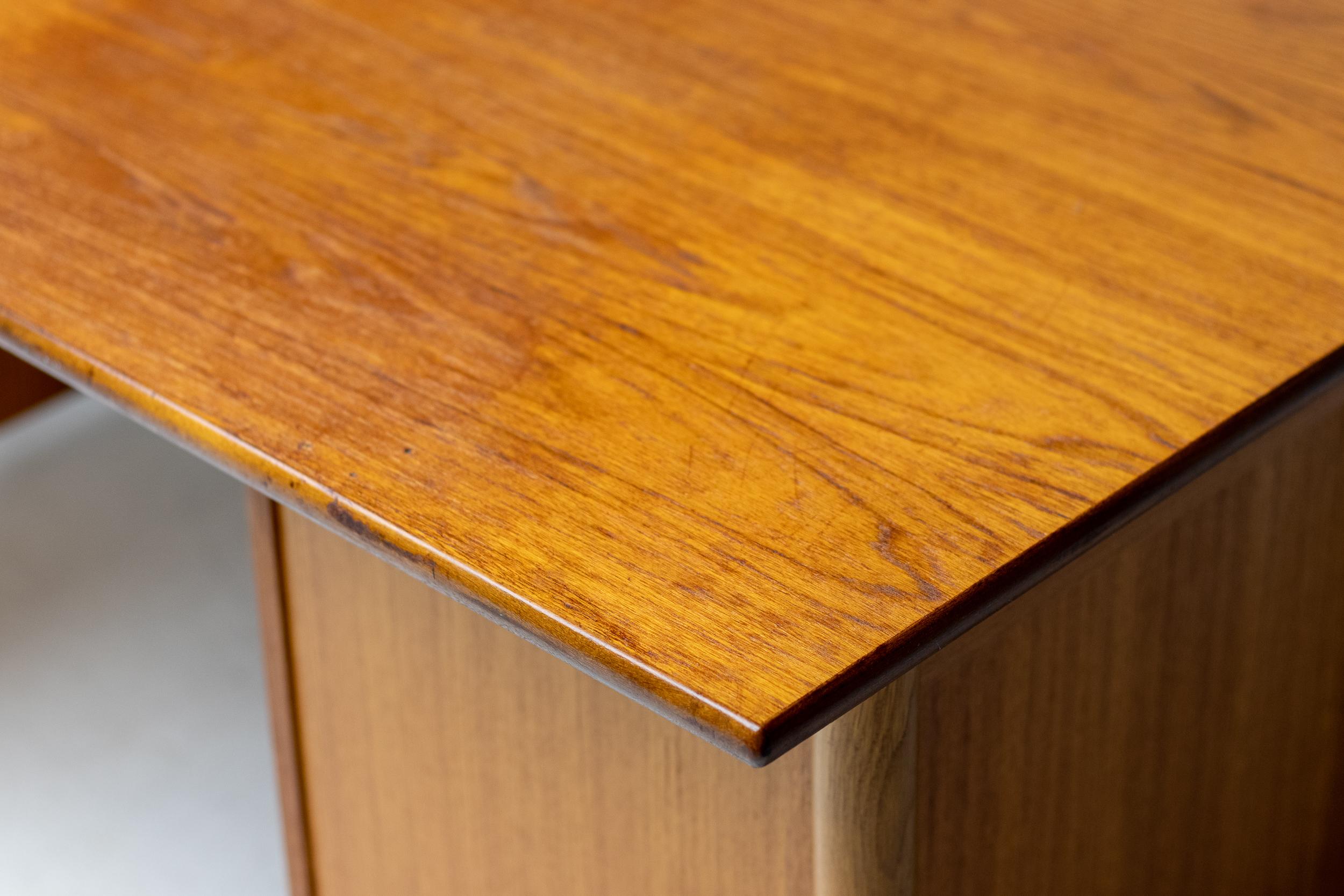 Scandinavo moderno H. & A. Scrivania moderna in teak di Hansen in vendita